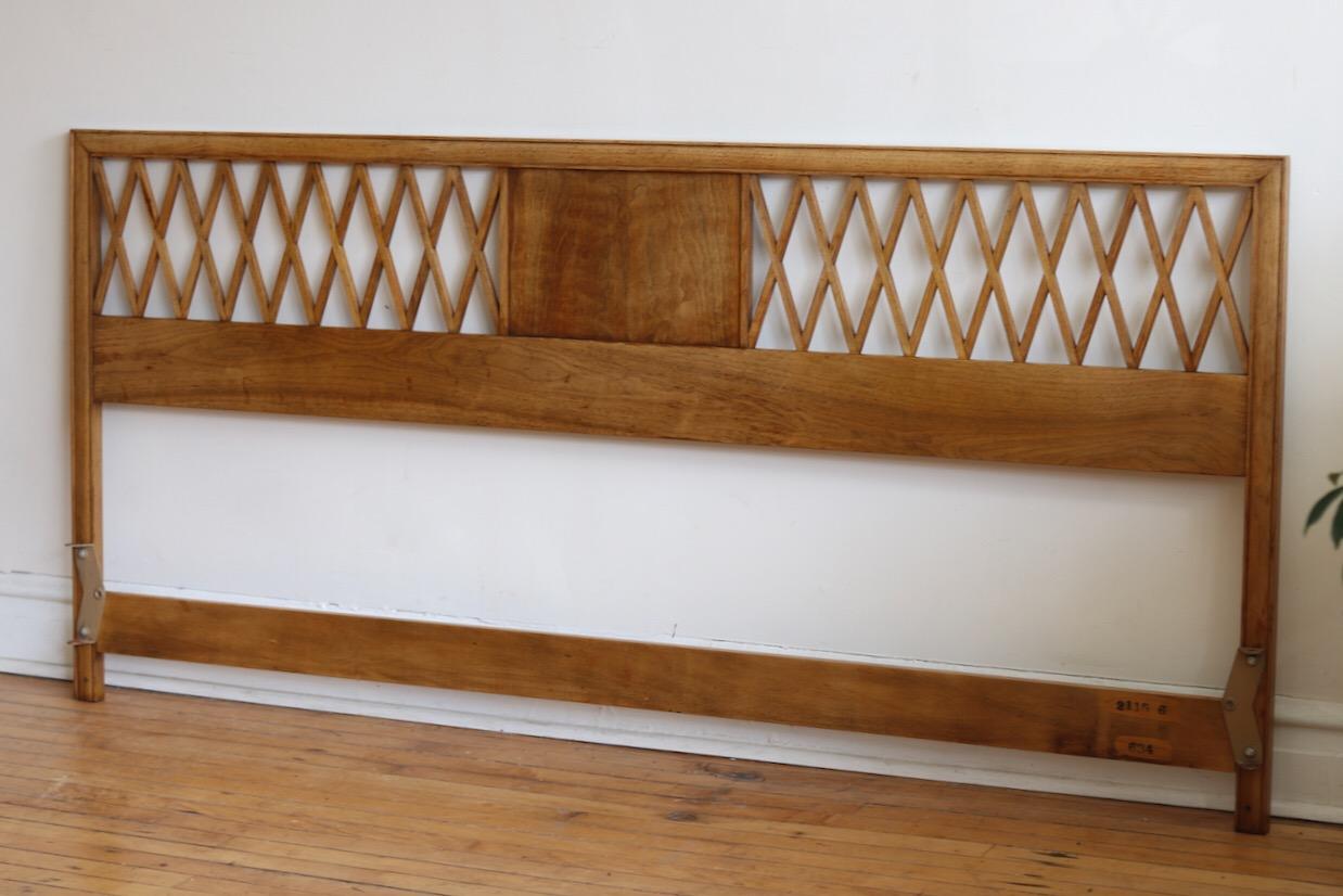 Mid-Century Modern king size bed frame headboard.
Light wood, possibly pecan wood.
Excellent vintage condition.

Measures: 78 3/8