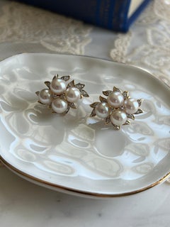 Pendientes de oro amarillo de 14k con akoya y diamantes de mediados del siglo XX