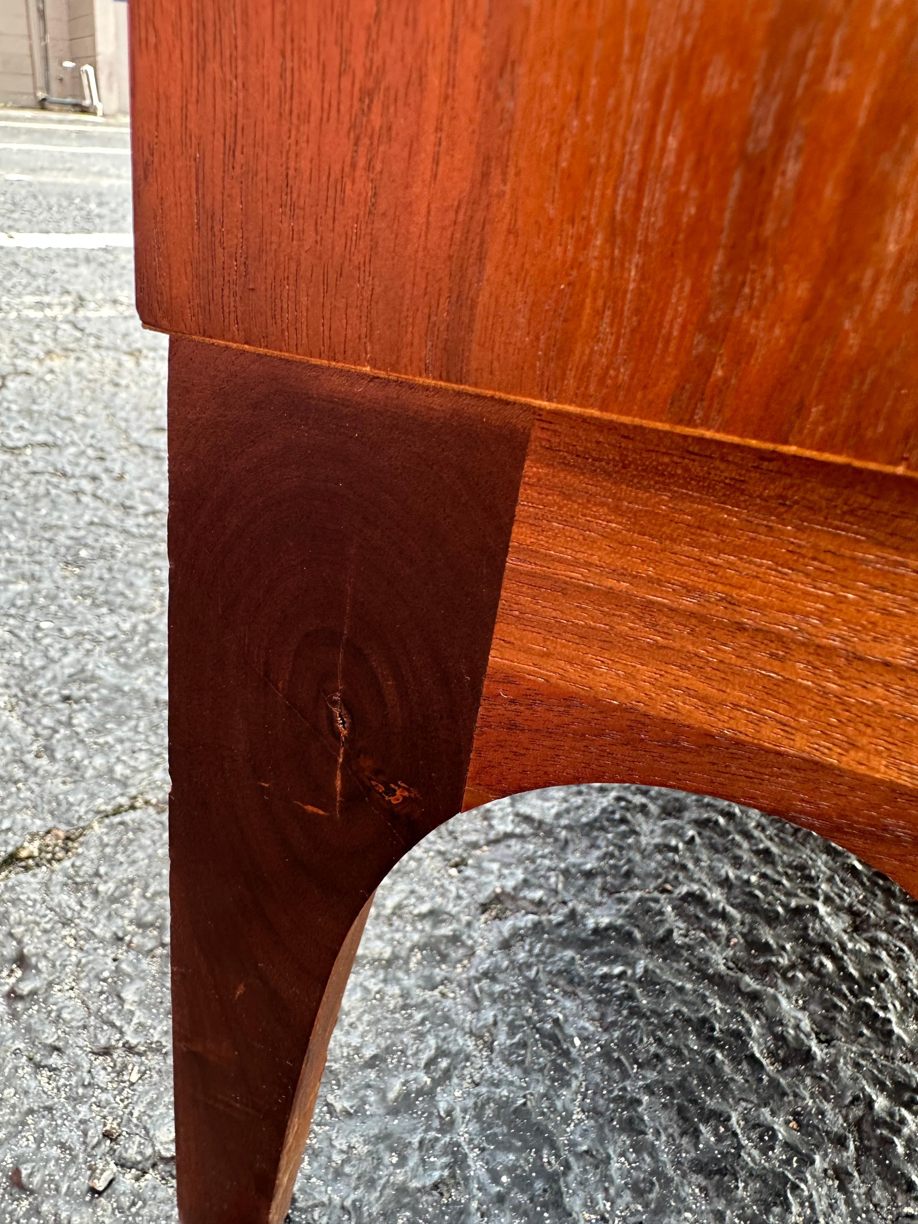 Pecho de caballero de nogal estilo Albert Modern de mediados de siglo, totalmente acabado en venta 2