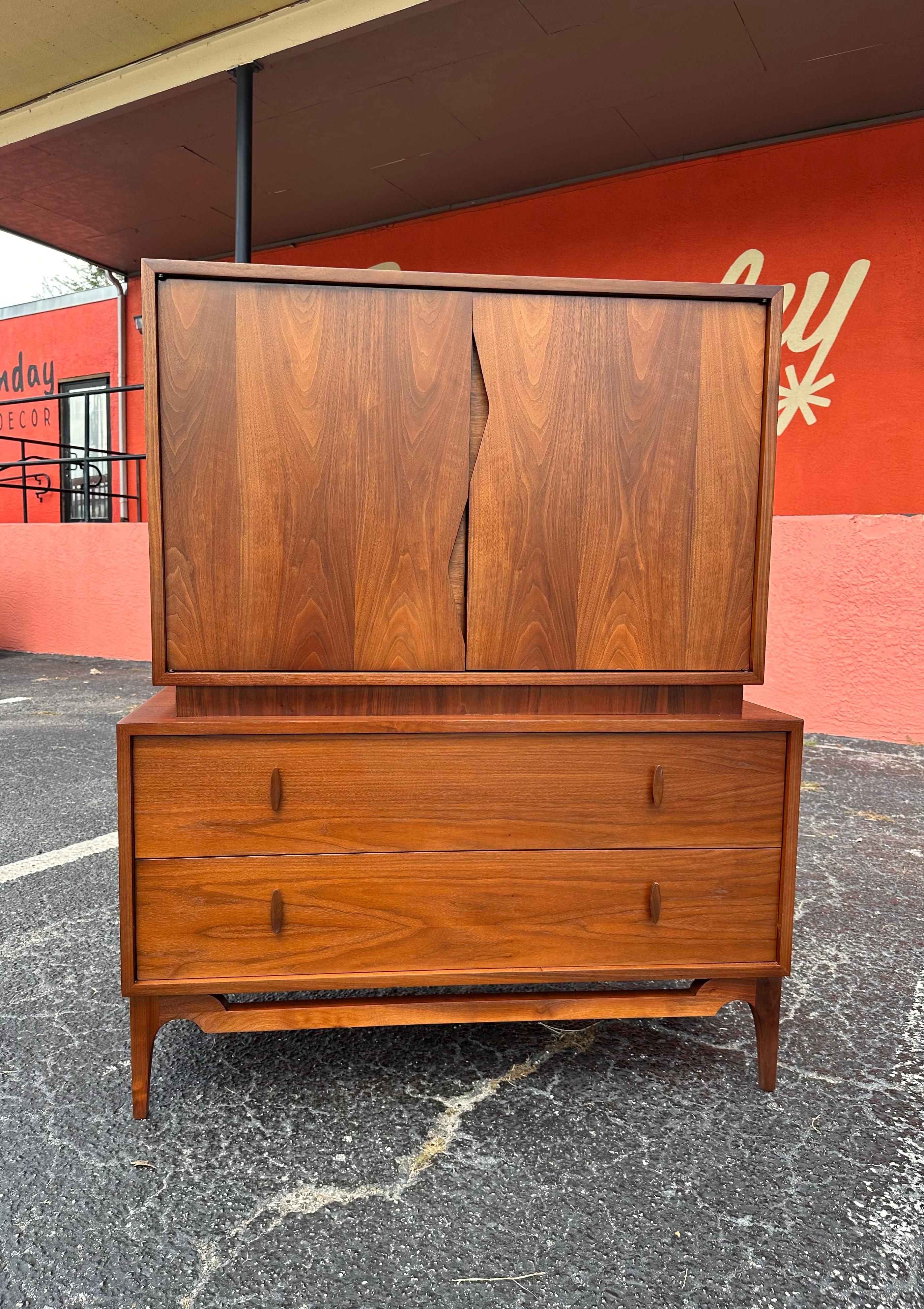 Cómoda de caballero Atomic Tallboy, moderna de mediados de siglo, totalmente restaurada, en nogal. Los tiradores de las puertas superiores se abren a tres cajones. La parte inferior tiene dos cajones grandes con tiradores esculpidos de nogal.