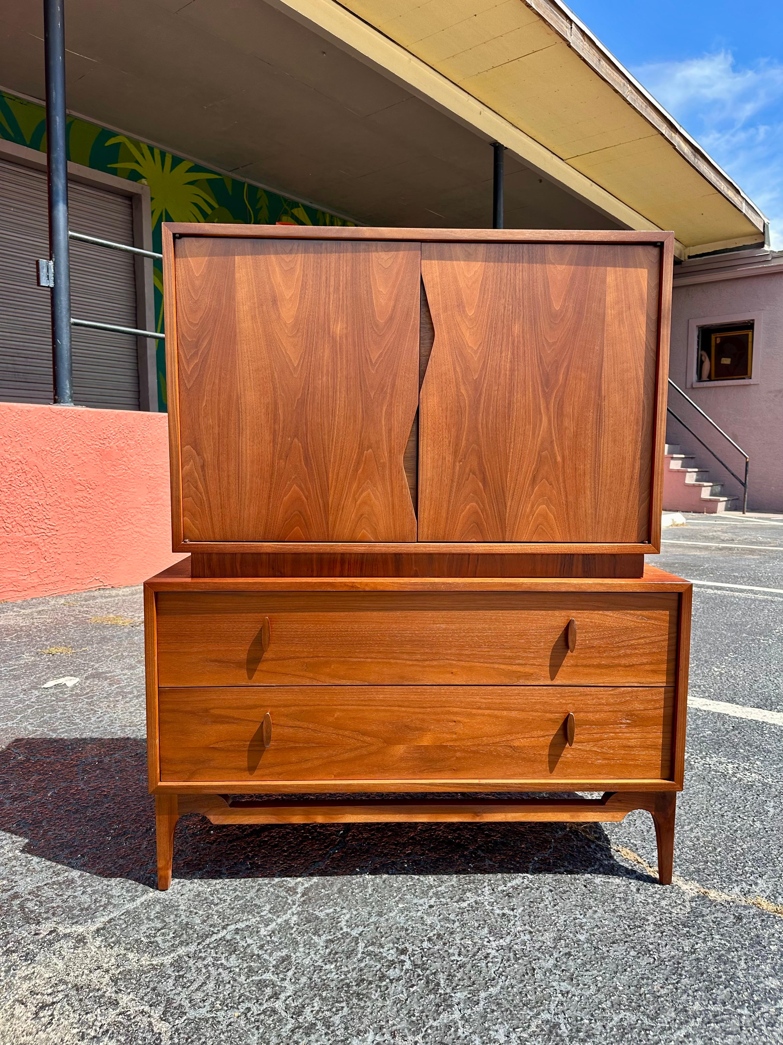 Pecho de caballero de nogal estilo Albert Modern de mediados de siglo, totalmente acabado Moderno de mediados de siglo en venta