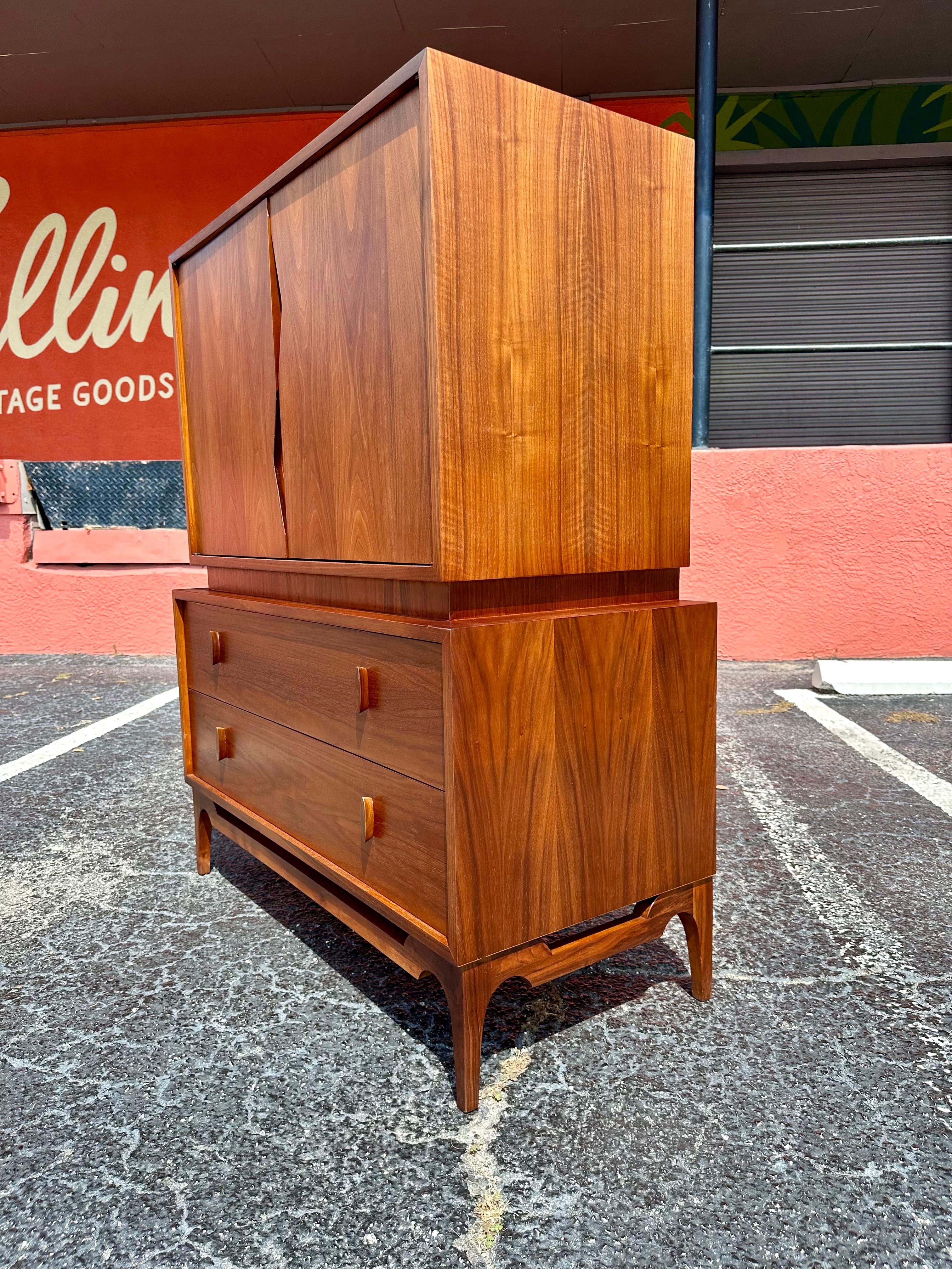 Pecho de caballero de nogal estilo Albert Modern de mediados de siglo, totalmente acabado Estadounidense en venta