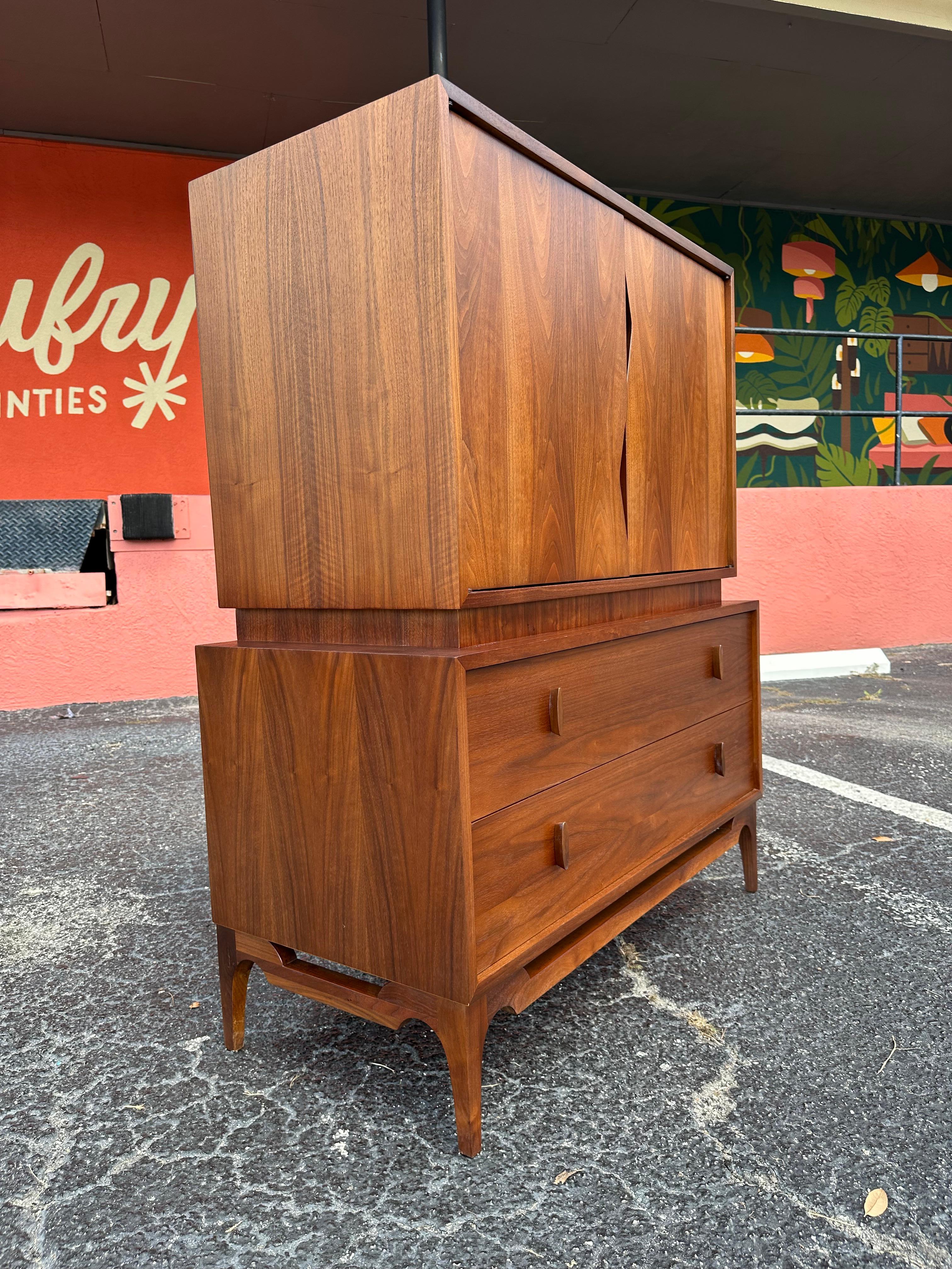 Pecho de caballero de nogal estilo Albert Modern de mediados de siglo, totalmente acabado Manchado en venta