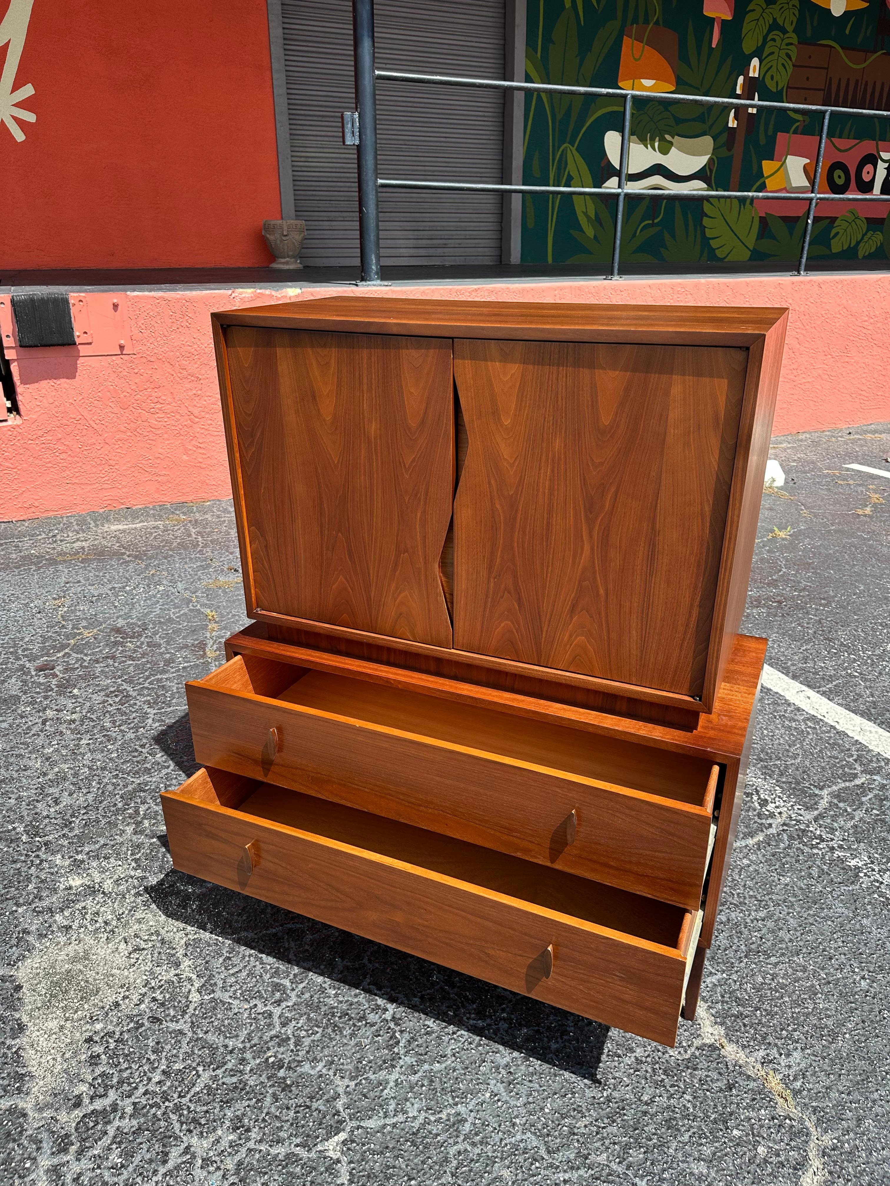 Pecho de caballero de nogal estilo Albert Modern de mediados de siglo, totalmente acabado en Bueno estado para la venta en Lutz, FL