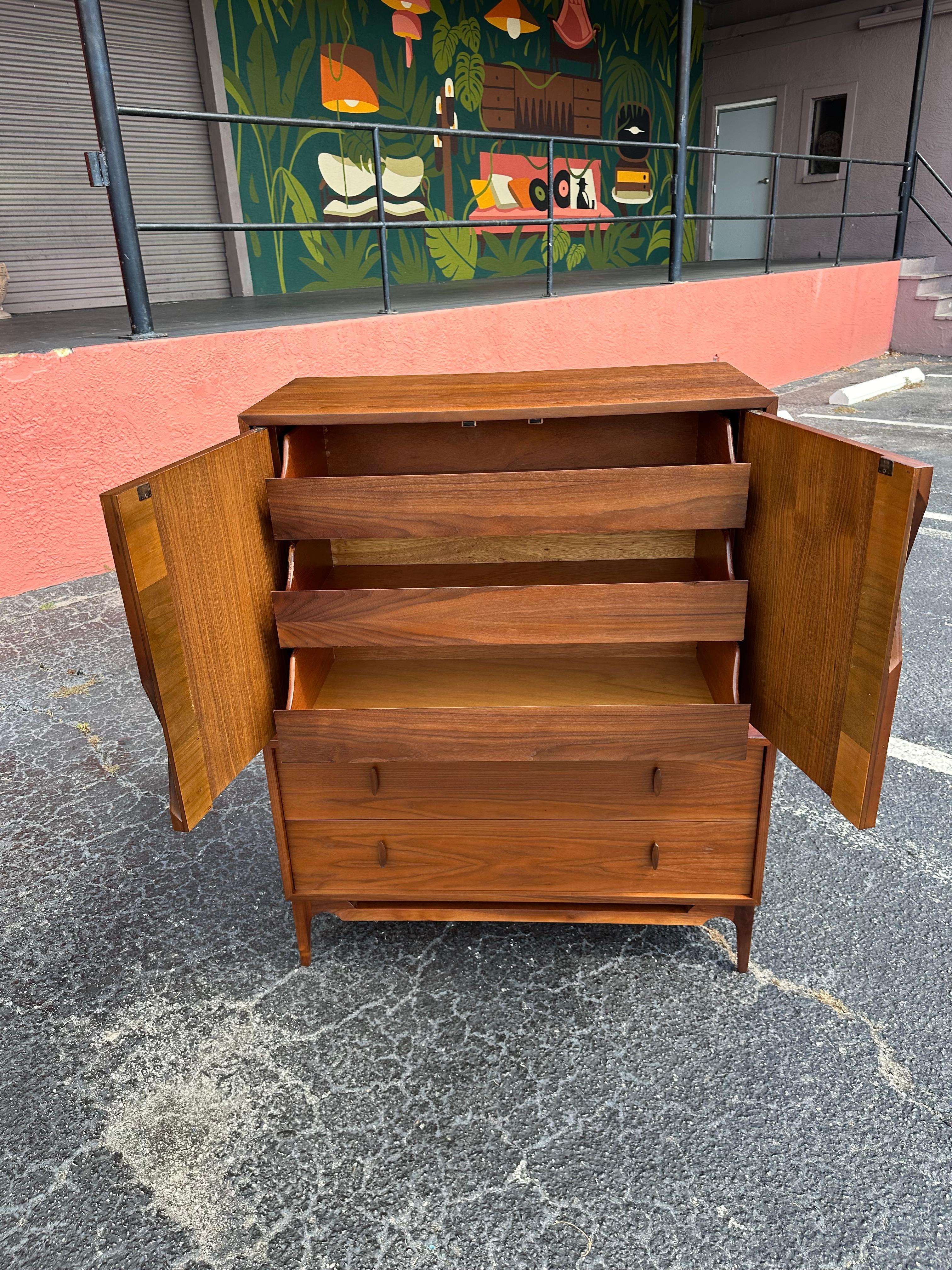 Pecho de caballero de nogal estilo Albert Modern de mediados de siglo, totalmente acabado siglo XX en venta