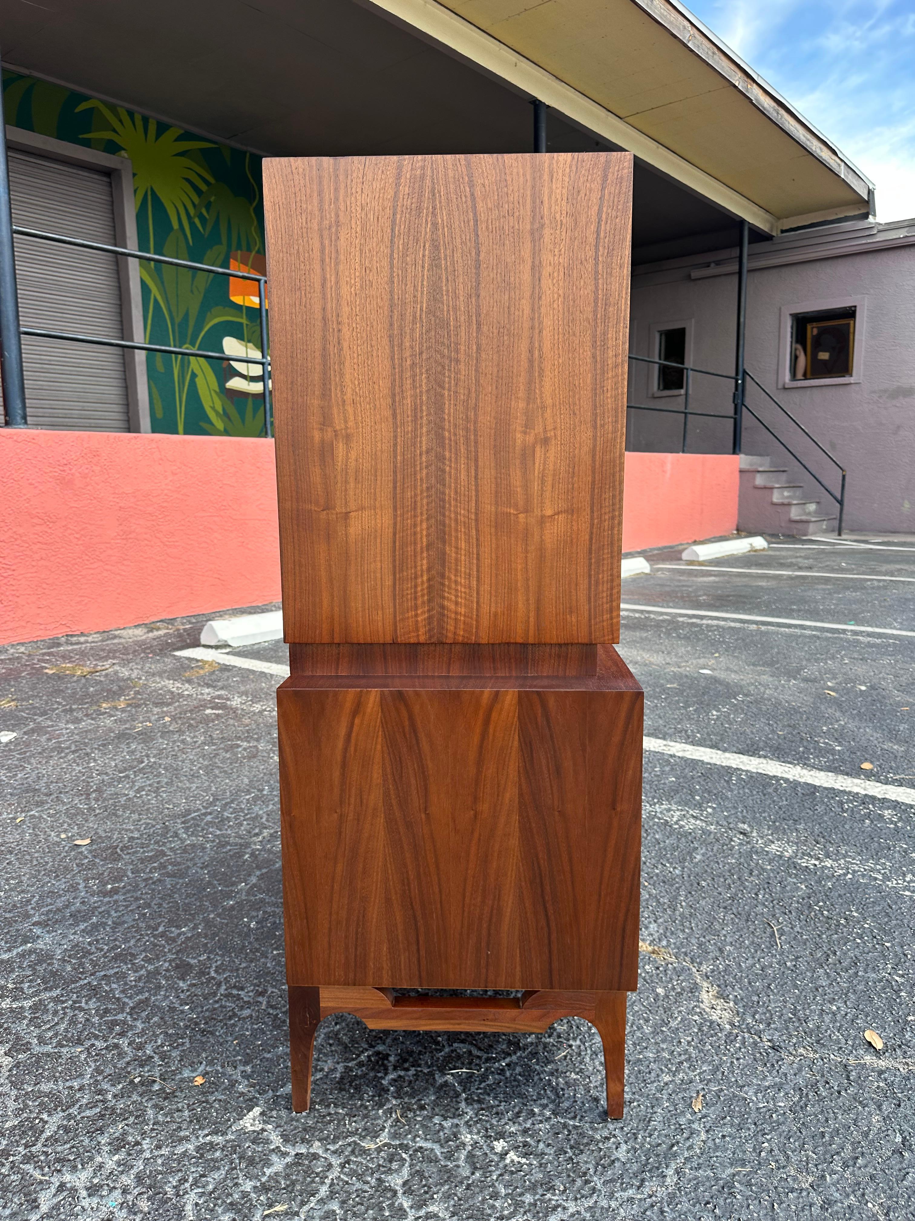 Pecho de caballero de nogal estilo Albert Modern de mediados de siglo, totalmente acabado Nogal en venta