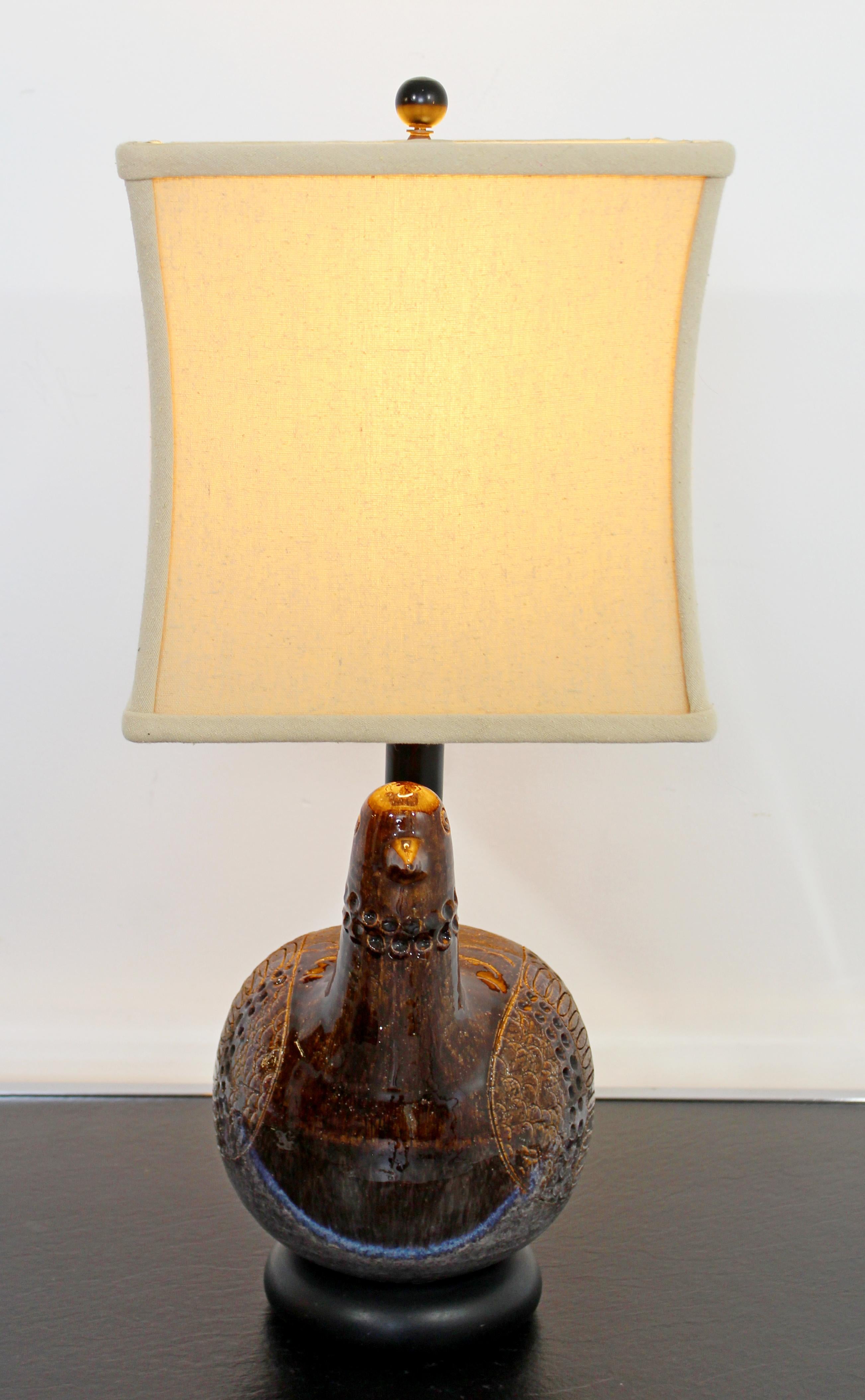 For your consideration is a gorgeously crafted, ceramic table lamp, in the shape of a partridge, by Aldo Londi for Bitossi, made in Italy, circa 1960s. In excellent vintage condition. The dimensions are 9