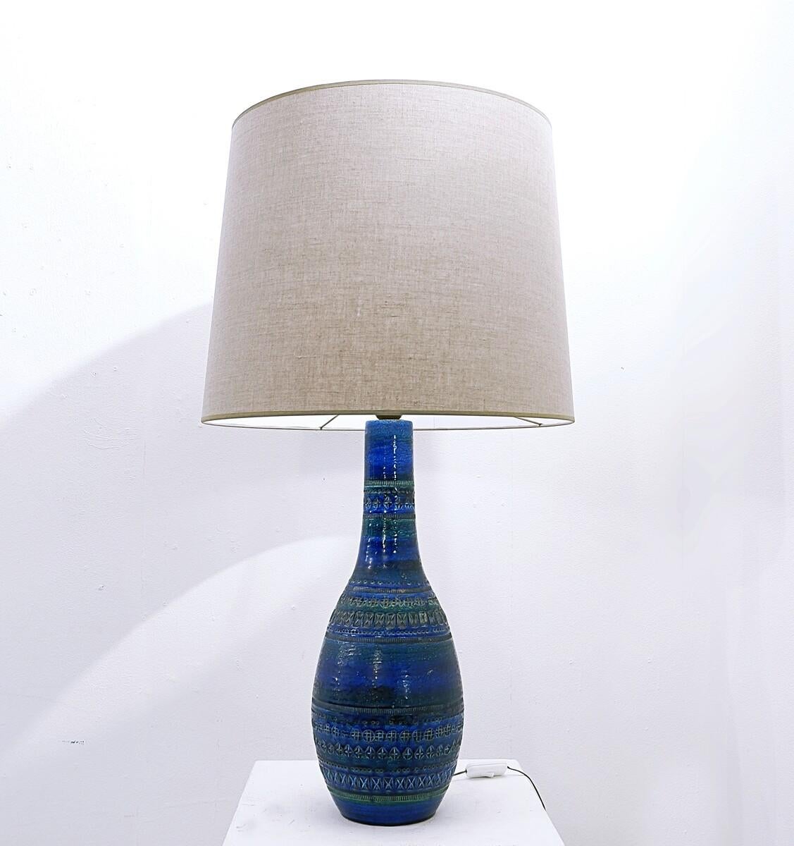Mid-Century Modern Aldo Londi for Bitossi 'Rimini Blue' pottery table lamp, 1960s.