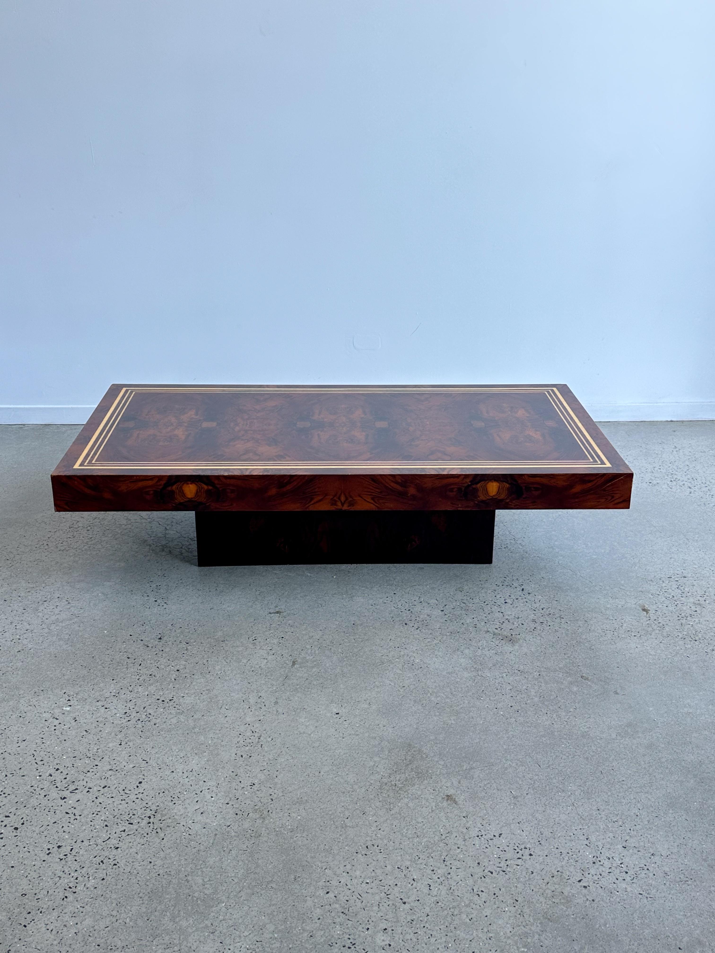 Italian Mid Century Modern Aldo Tura Burlwood floating platform base low/coffee table, 1950s.
The combination of Modernist design with the densely grained Burlwood veneers creates a refreshing, informal, warm and sophisticated aesthetic.
The
