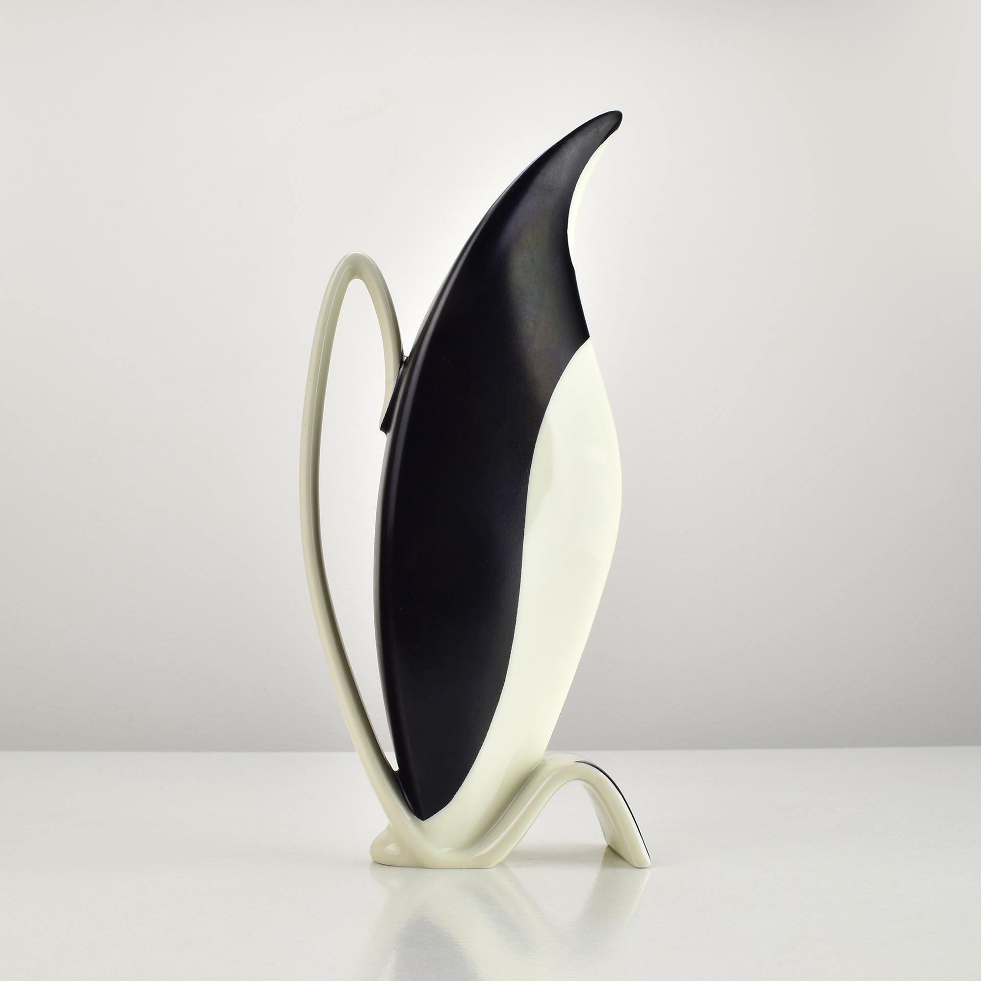 Auffallende Porzellanvase aus der Mitte des Jahrhunderts, entworfen von Alka Kunst, Bayern, aus den 1950er Jahren. Dieses skulpturale Stück veranschaulicht mit seiner dynamischen, asymmetrischen Form und der kontrastreichen schwarz-weißen Glasur die