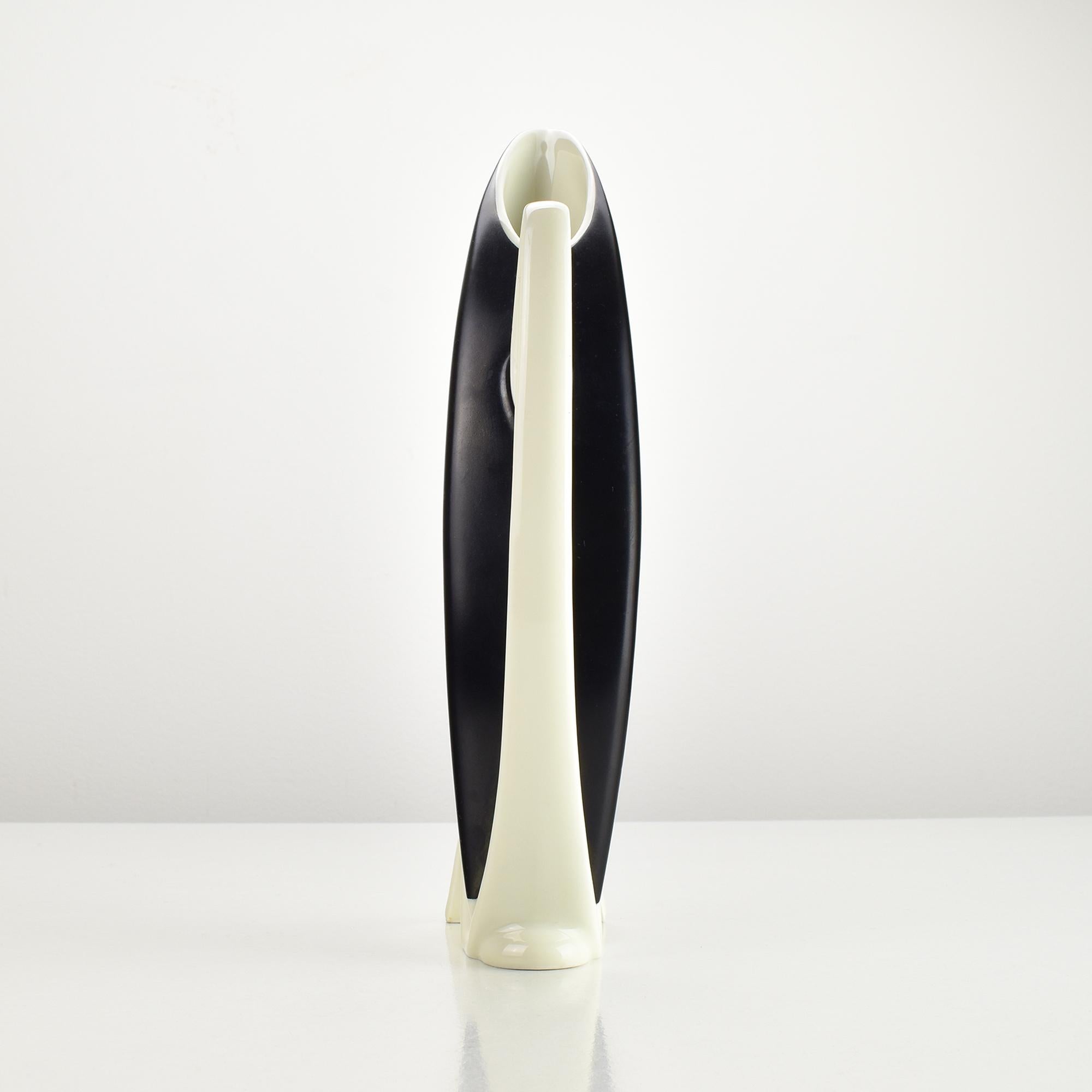 Mitte des Jahrhunderts Modern Alka Kunst Bavaria Schwarz-Weiß-Porzellan Krug Vase 1950s (Handbemalt) im Angebot