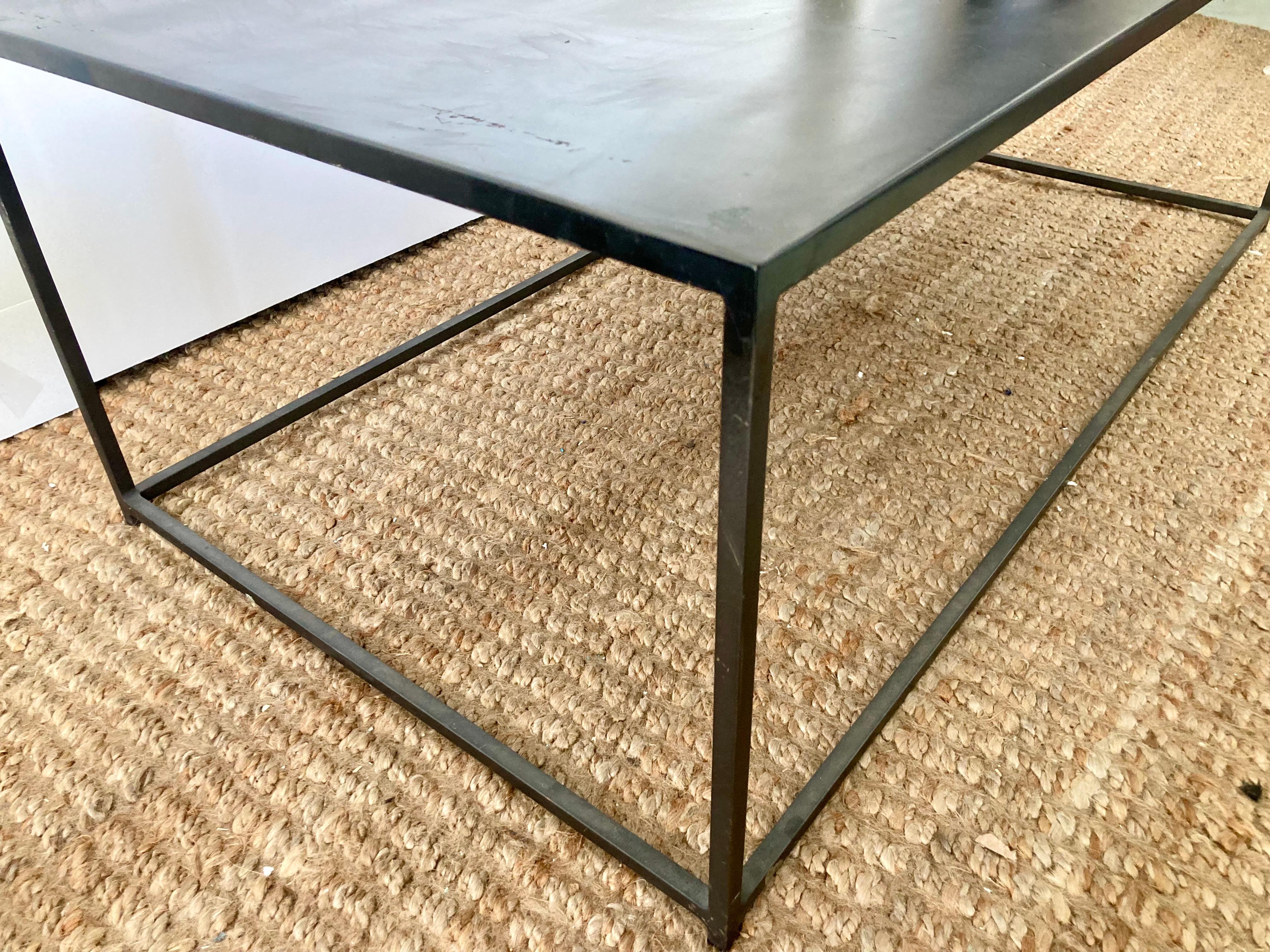 Table basse en acier forgé The Moderns Modern en vente 3