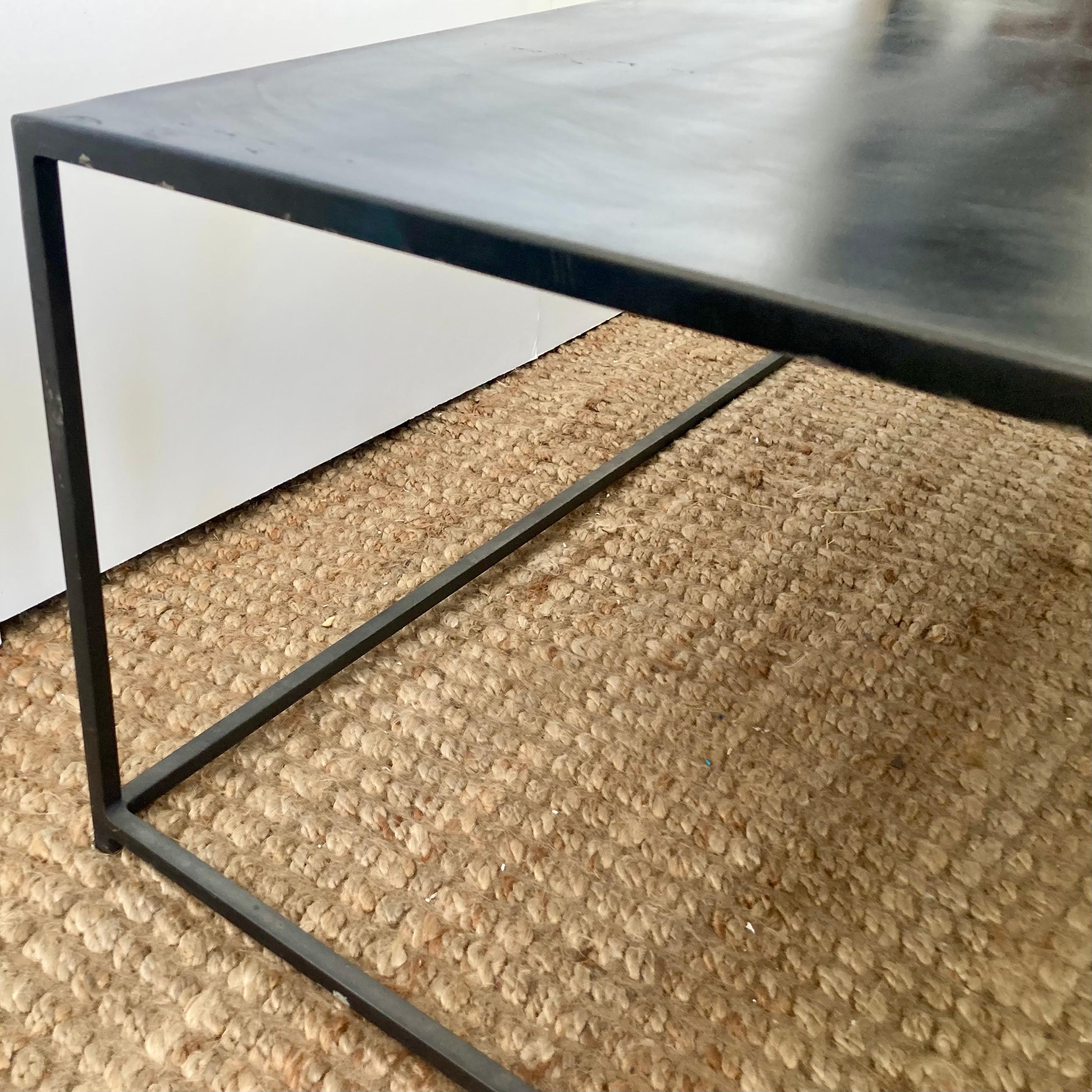 Table basse en acier forgé The Moderns Modern en vente 4