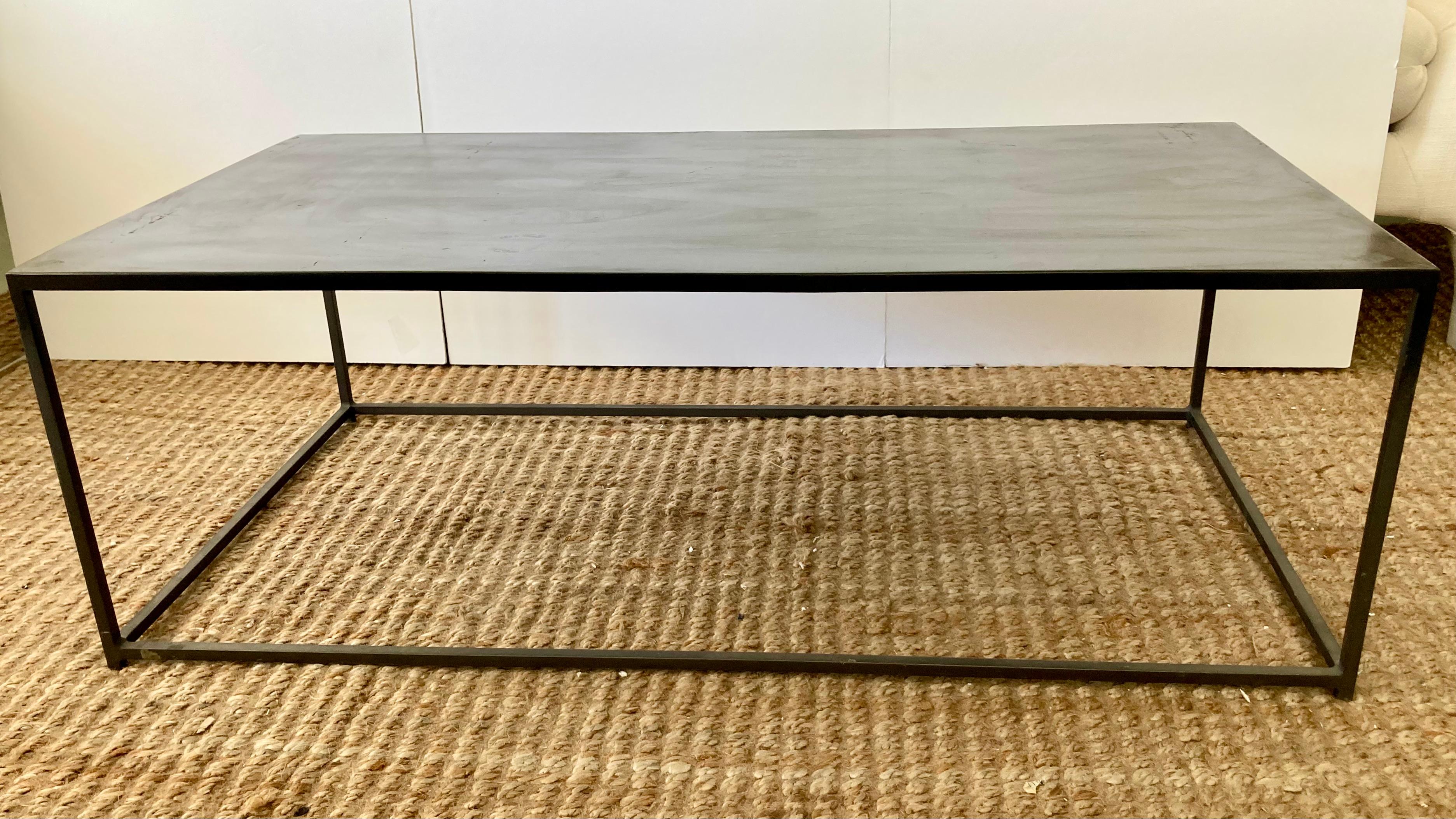 Table basse en fer forgé de style moderne du milieu du siècle. Le dessus et la base sont en acier. Finition et couleur très agréables. Cette table provient d'une magnifique propriété de Palm Springs.