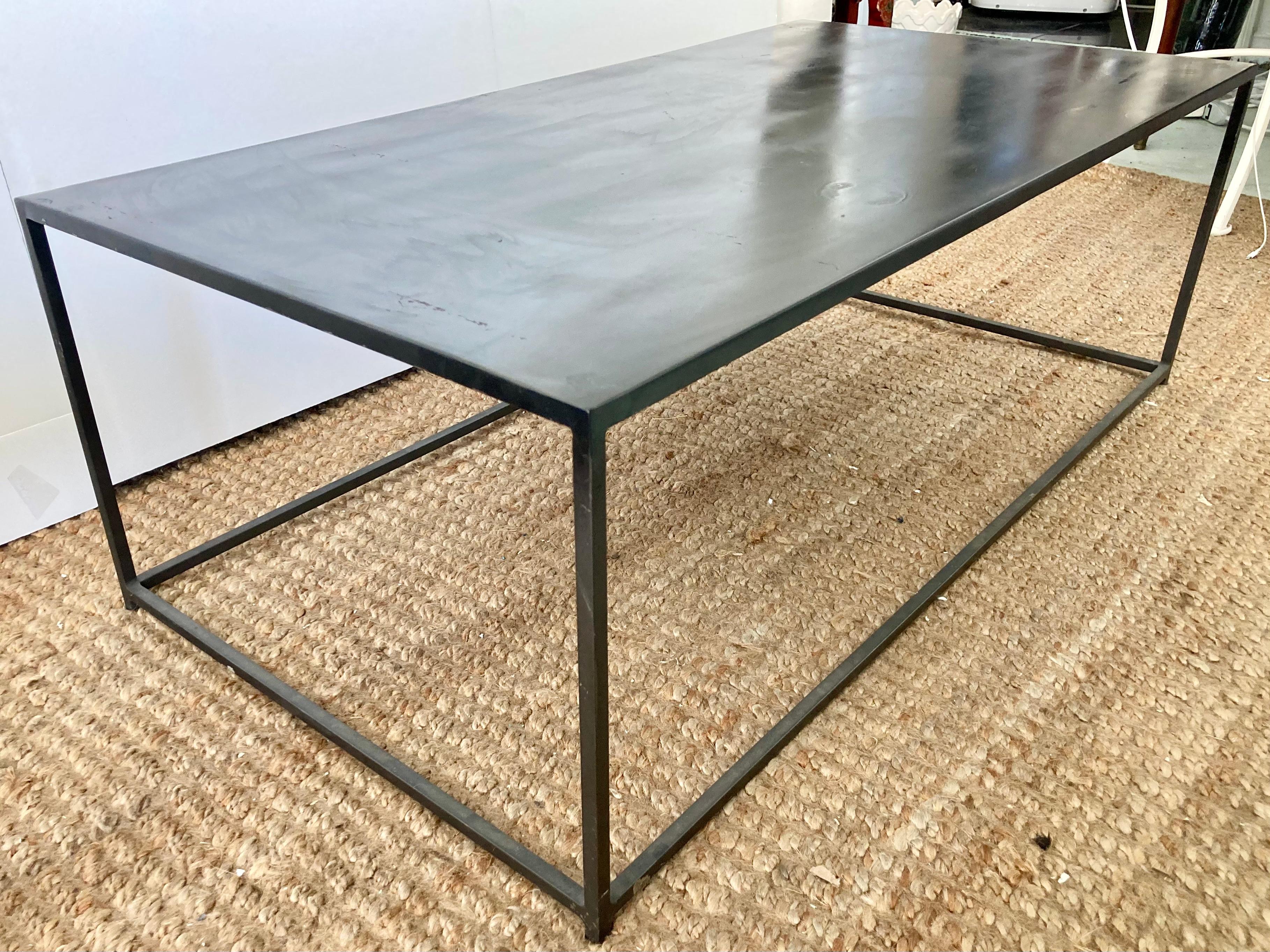 Mid-Century Modern Table basse en acier forgé The Moderns Modern en vente