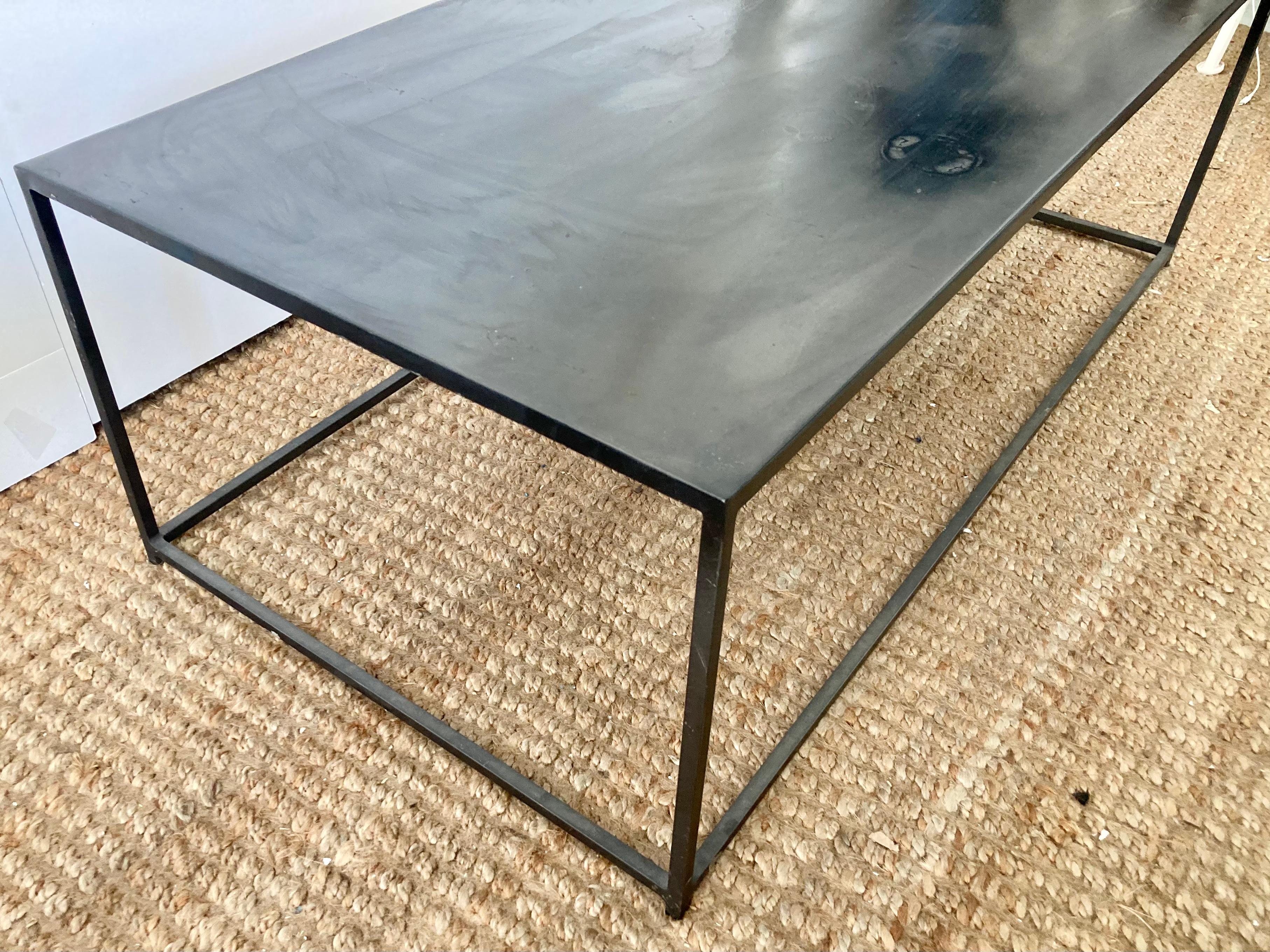 Table basse en acier forgé The Moderns Modern en vente 2