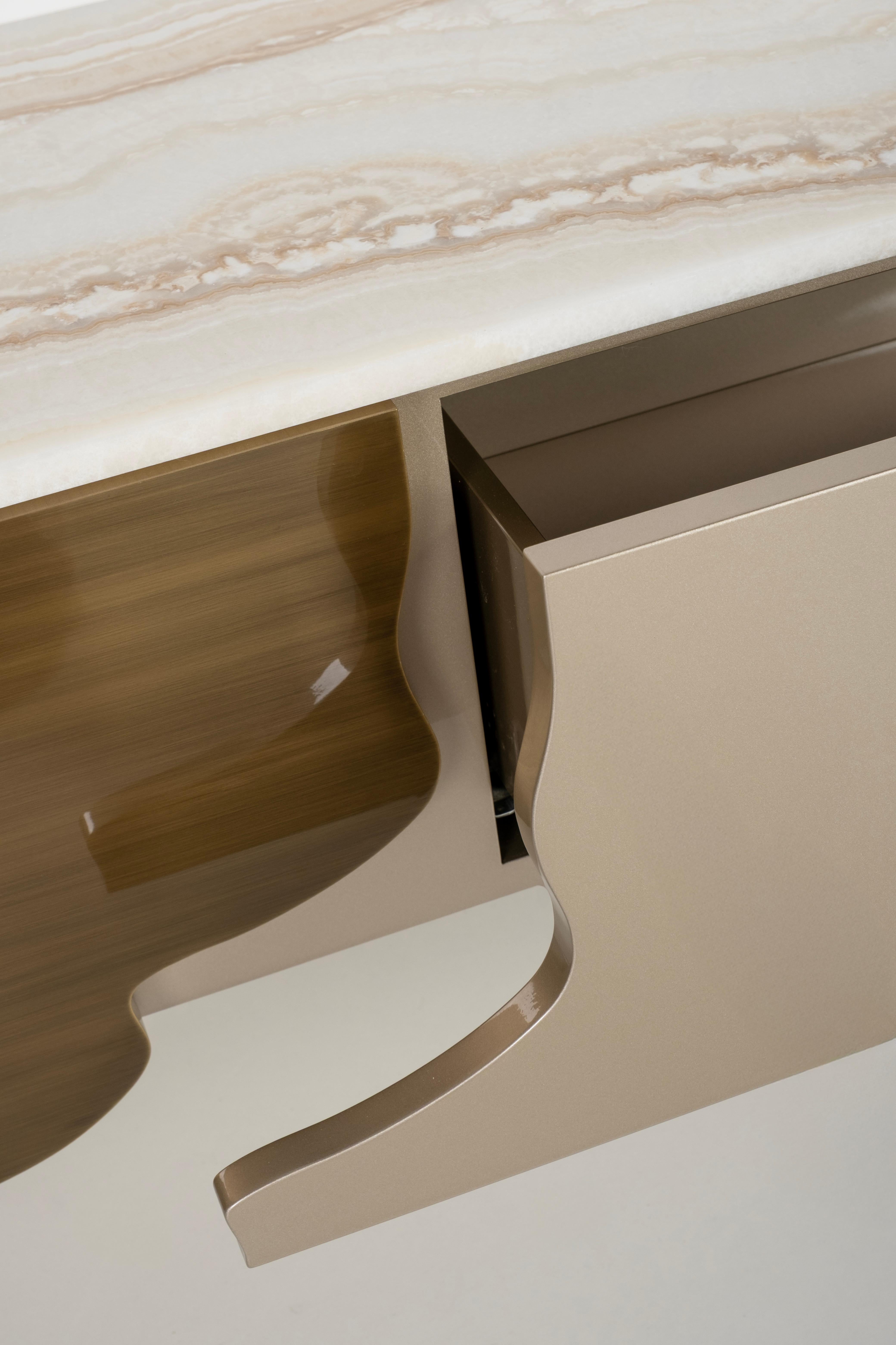 Mesa consola Alma, moderna de mediados de siglo, ónice, latón, hecha a mano por Greenapple en venta 1