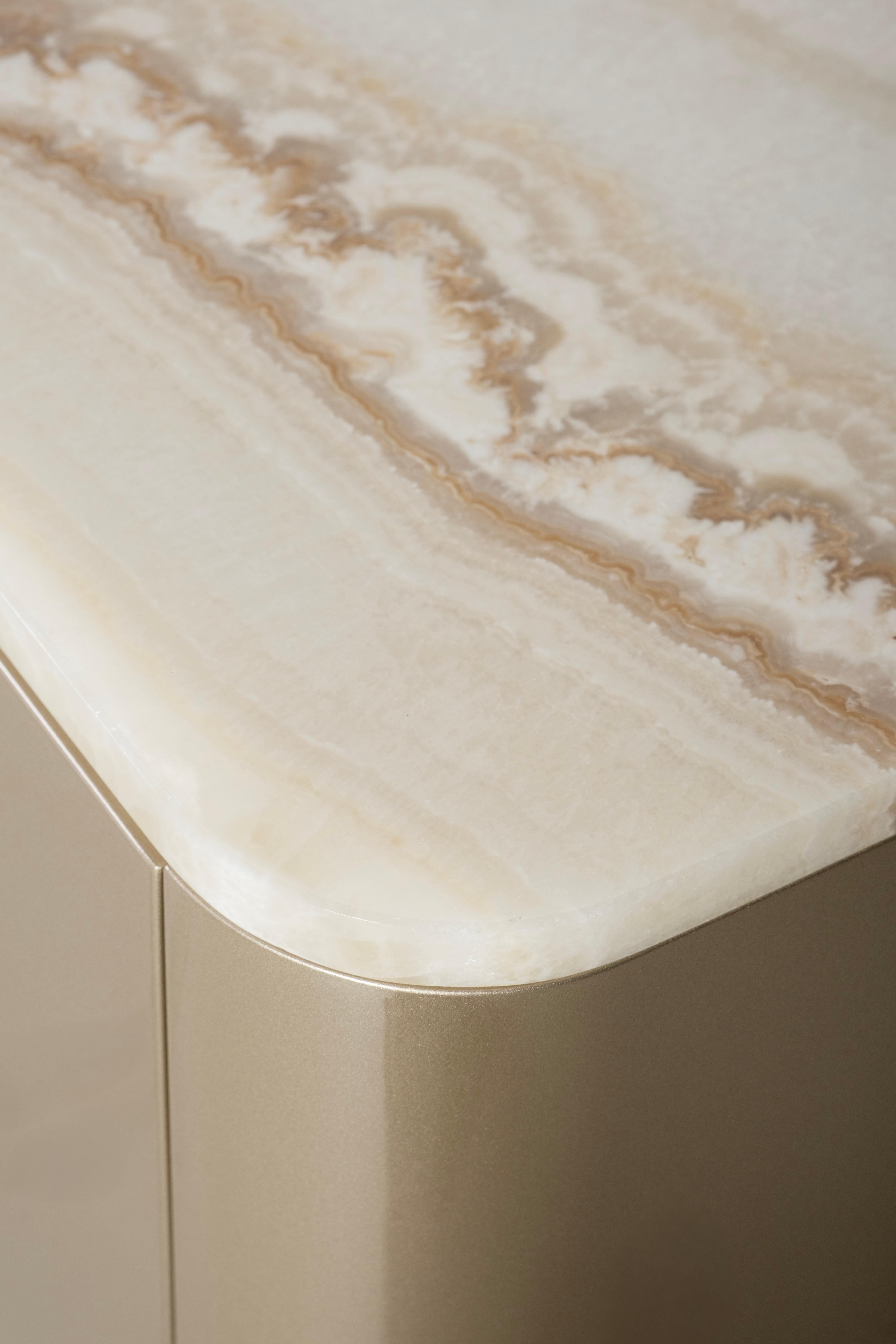 Mesa consola Alma, moderna de mediados de siglo, ónice, latón, hecha a mano por Greenapple en venta 2