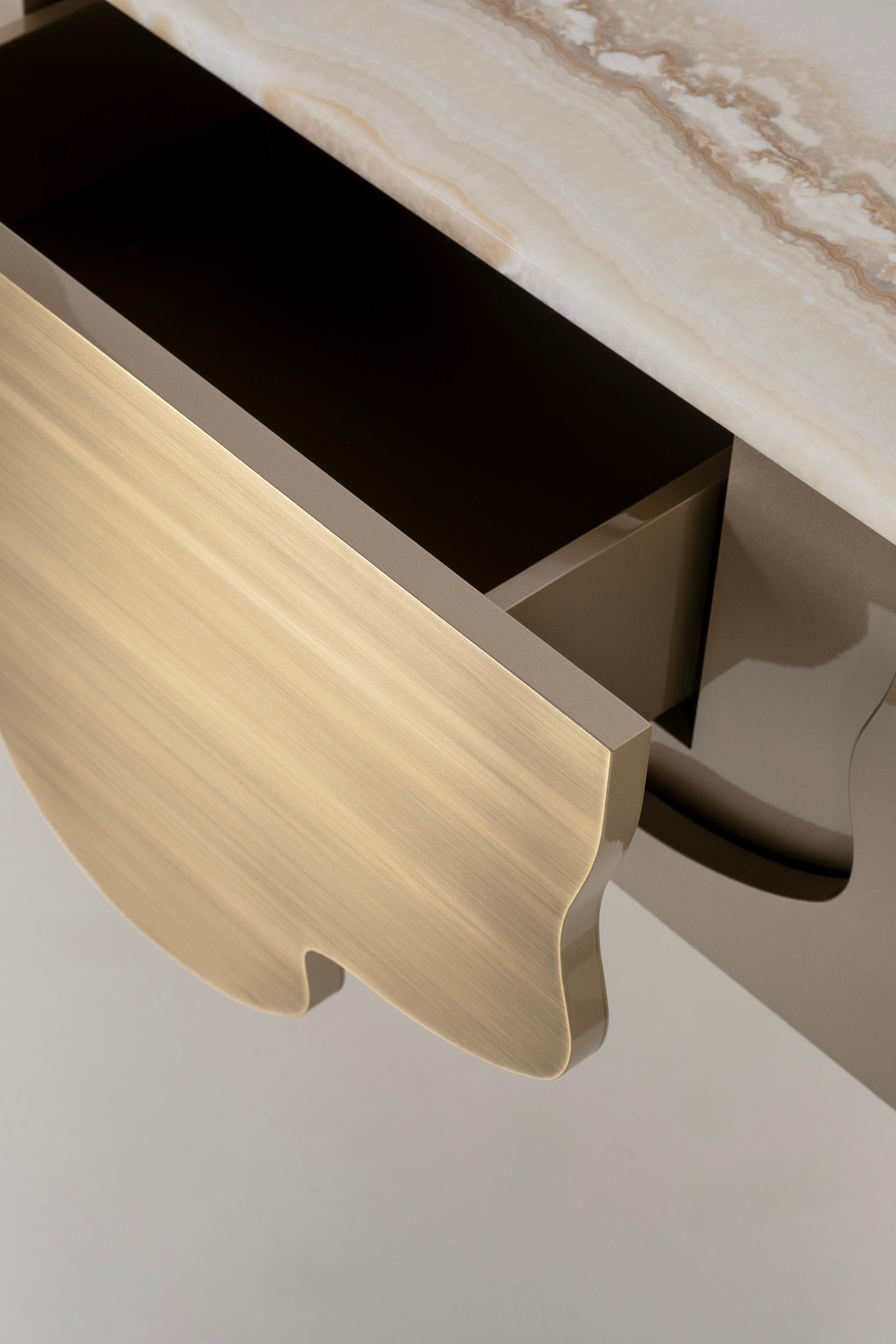 Mesa consola Alma, moderna de mediados de siglo, ónice, latón, hecha a mano por Greenapple Siglo XXI y contemporáneo en venta