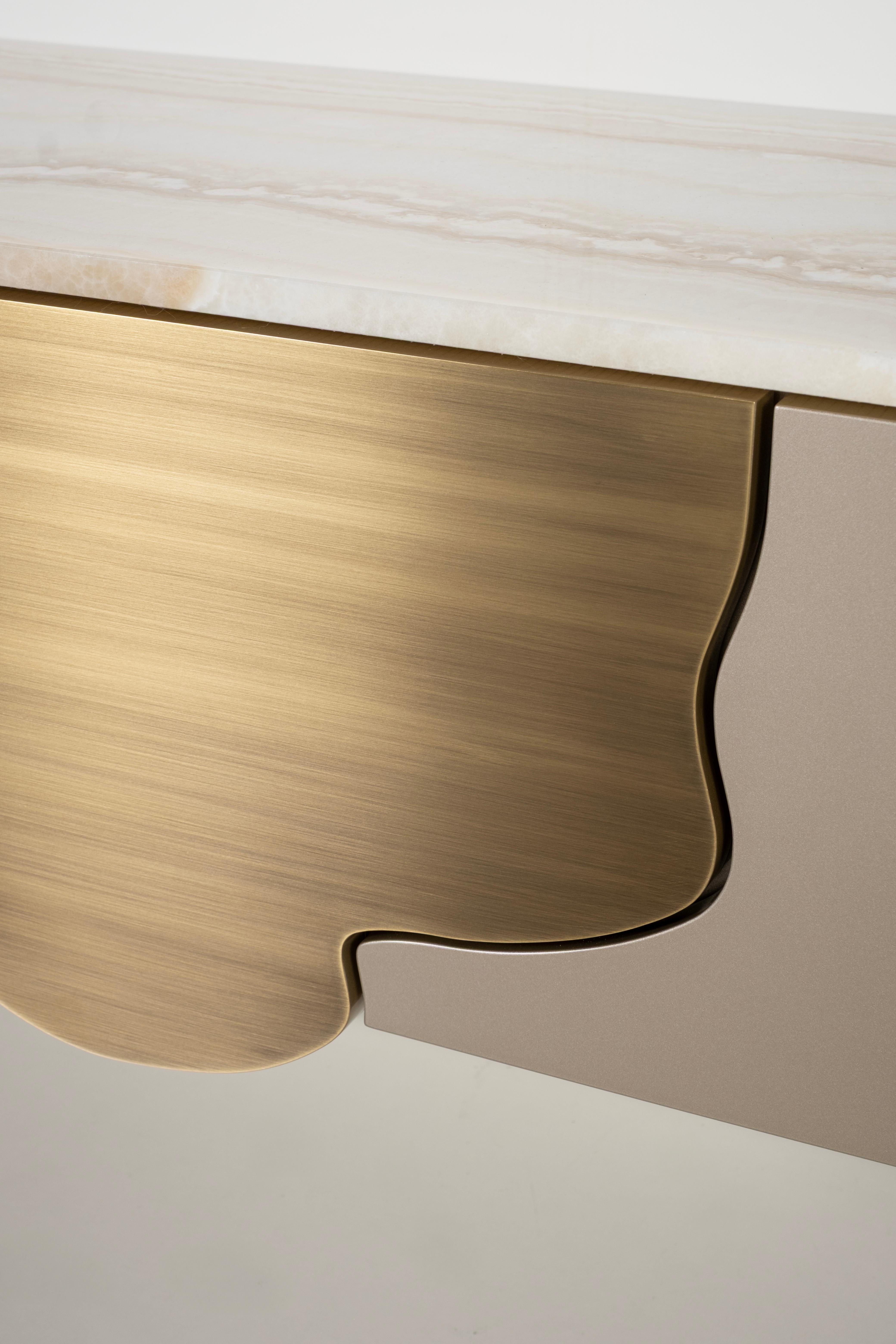 Mesa consola Alma, moderna de mediados de siglo, ónice, latón, hecha a mano por Greenapple Latón en venta