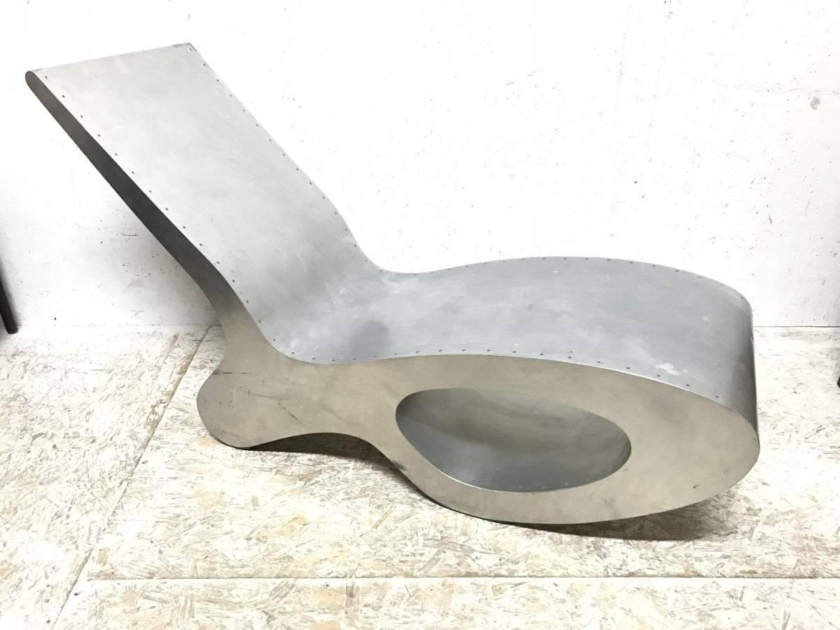 Eine ikonische, organische Aluminium-Chaiselongue im Stil von Ron Arad. Die Verkleidung aus gebürstetem Aluminium ist mit einem maßgefertigten skulpturalen Holzrahmen verschraubt, der nach dem Vorbild von Leichtflugzeugen konstruiert und gefertigt