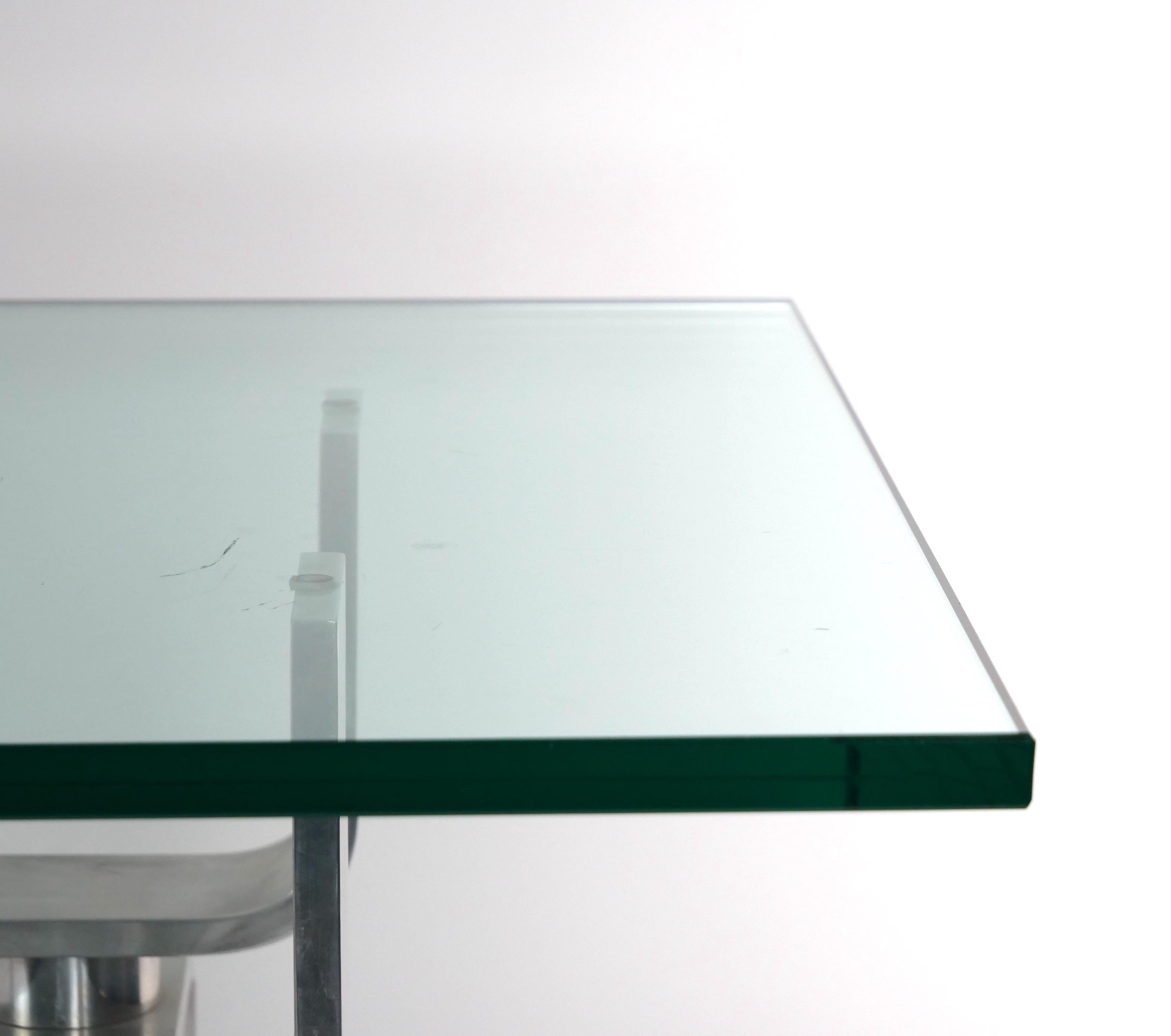 Table basse mi-siècle moderne à base en aluminium et plateau en verre en vente 6