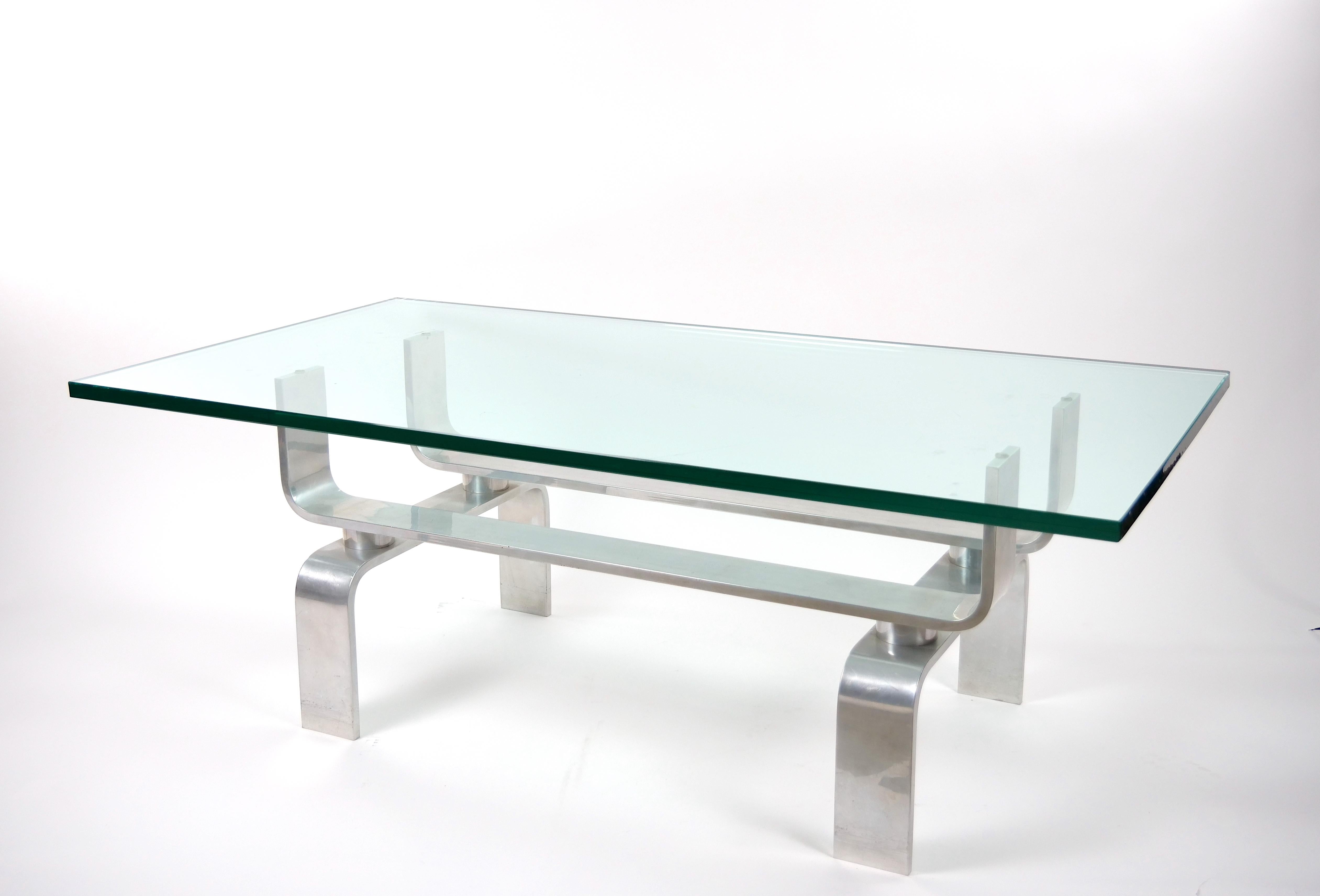 Table basse mi-siècle moderne à base en aluminium et plateau en verre en vente 8