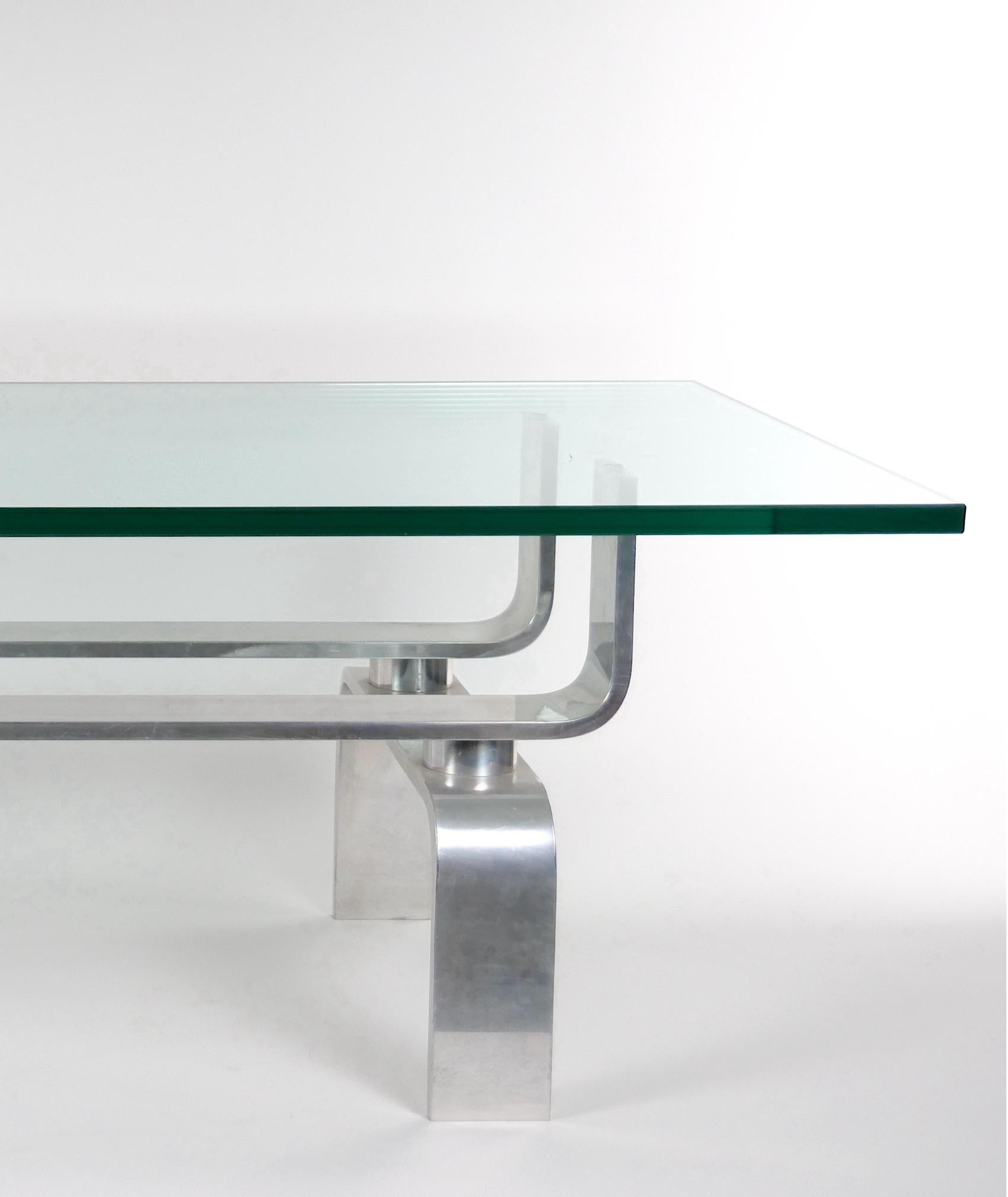 Mid-Century Modern Table basse mi-siècle moderne à base en aluminium et plateau en verre en vente