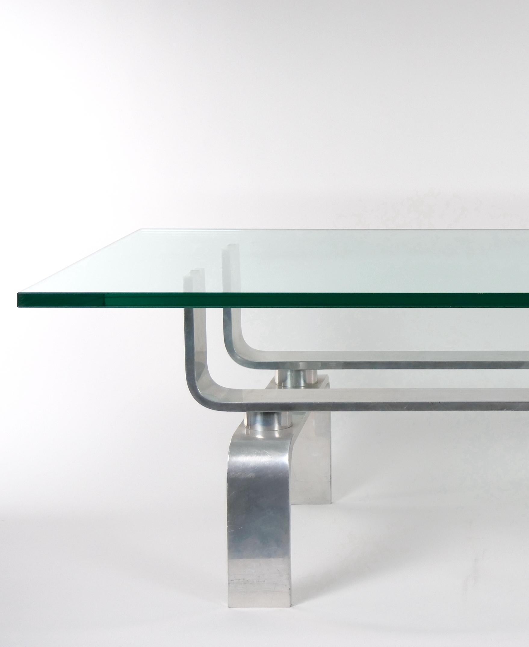 Table basse mi-siècle moderne à base en aluminium et plateau en verre Bon état - En vente à Tarry Town, NY