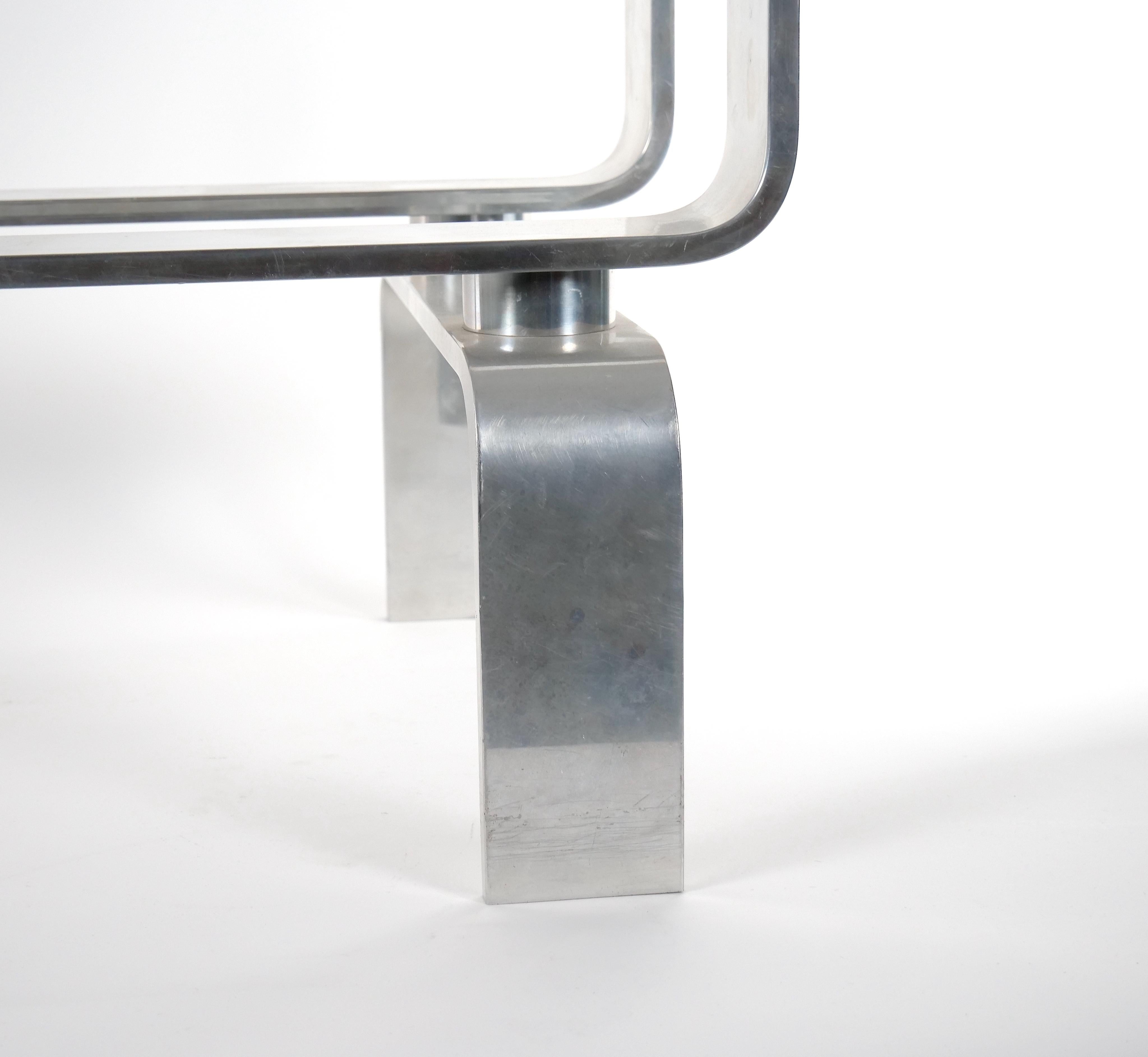 Acier inoxydable Table basse mi-siècle moderne à base en aluminium et plateau en verre en vente