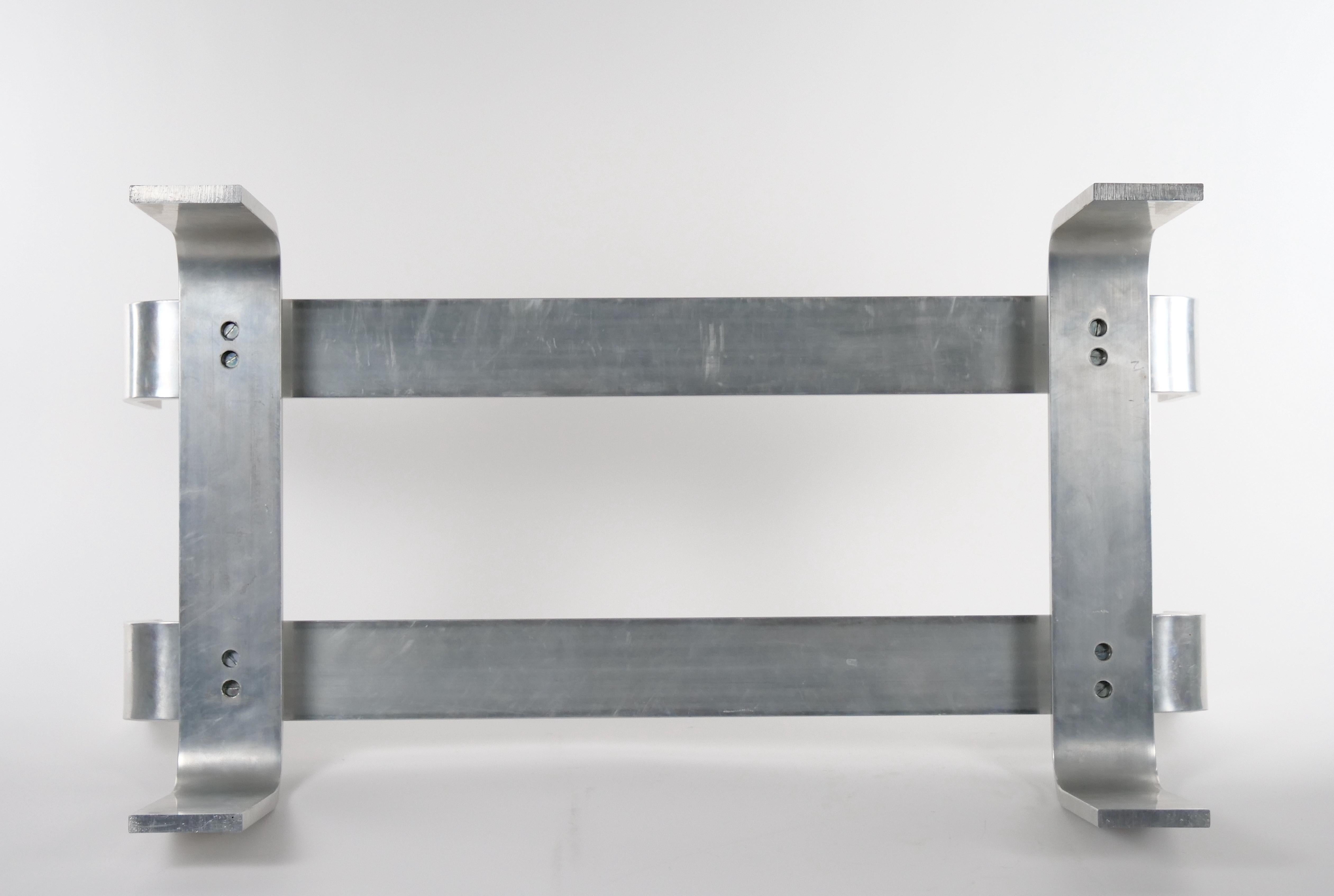 Table basse mi-siècle moderne à base en aluminium et plateau en verre en vente 1