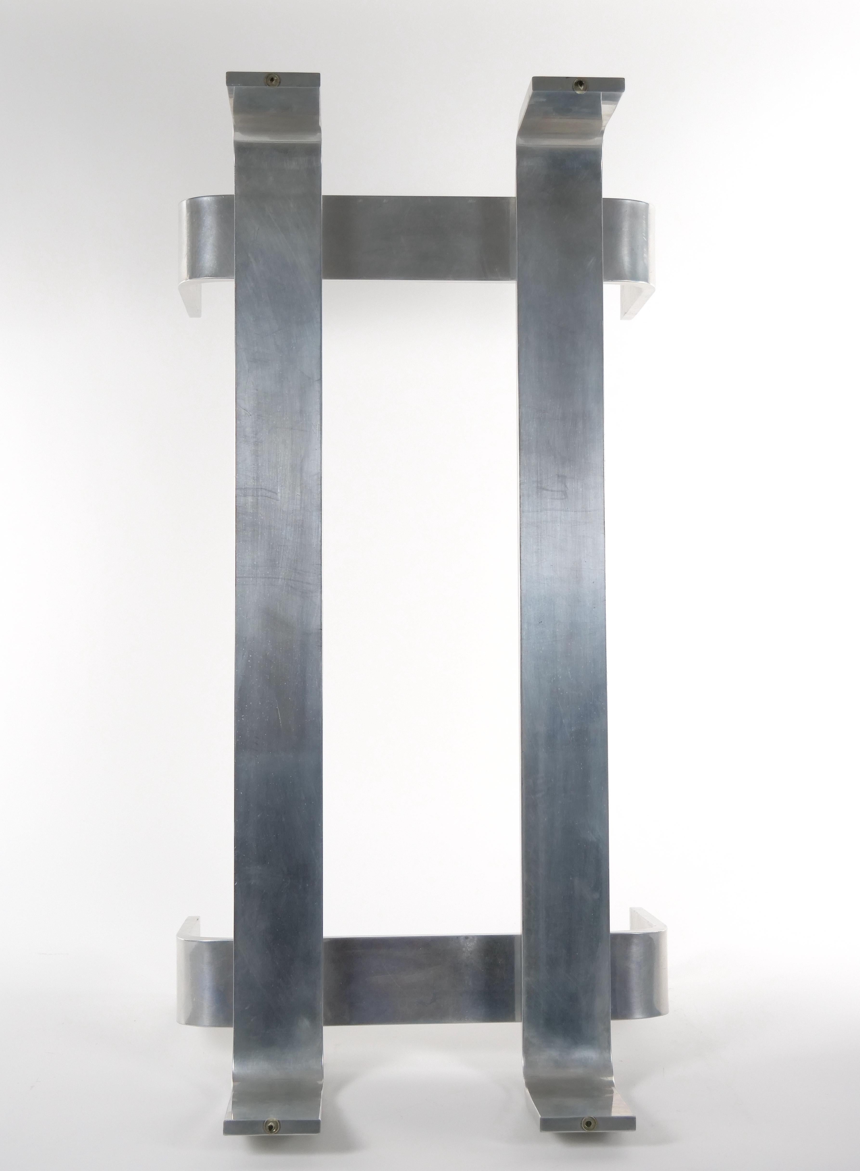 Table basse mi-siècle moderne à base en aluminium et plateau en verre en vente 2