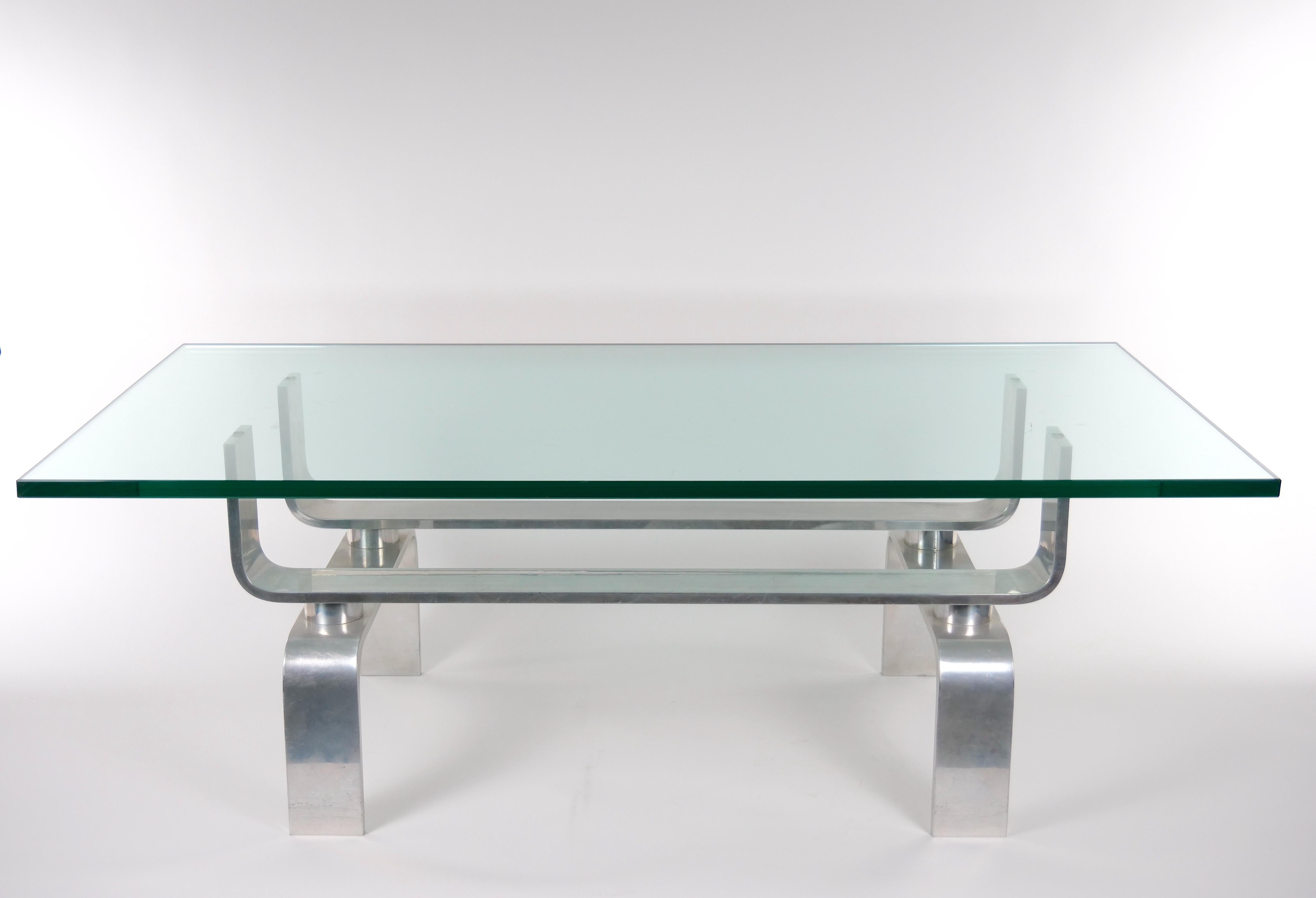 Table basse mi-siècle moderne à base en aluminium et plateau en verre en vente 3