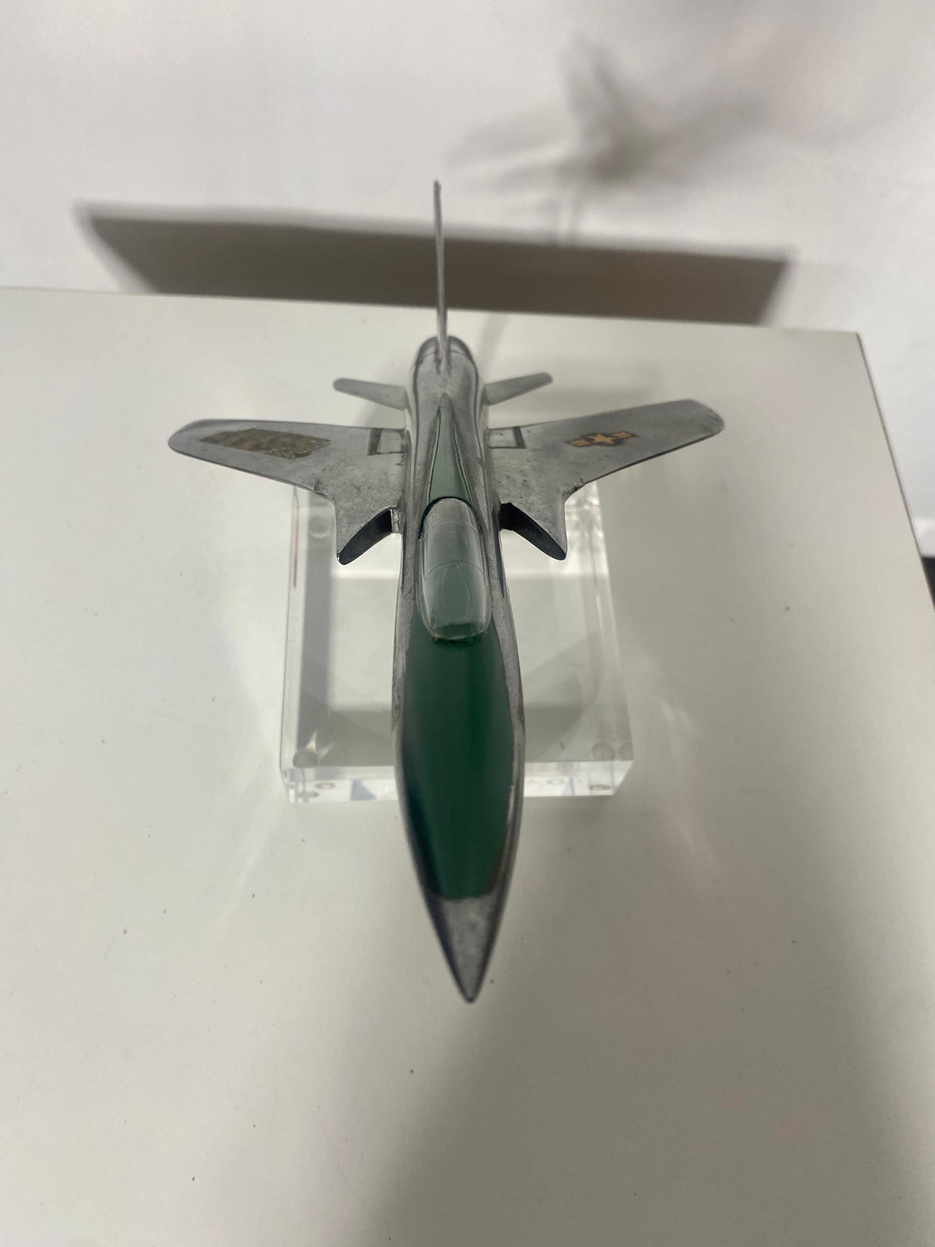 Jet de combat en aluminium et lucite de la modernité du milieu du siècle . Maquette d'avion THUNDERCHEIF F-105 / Accessoire de bureau / Sculpture, réalisée par Topping Models.
