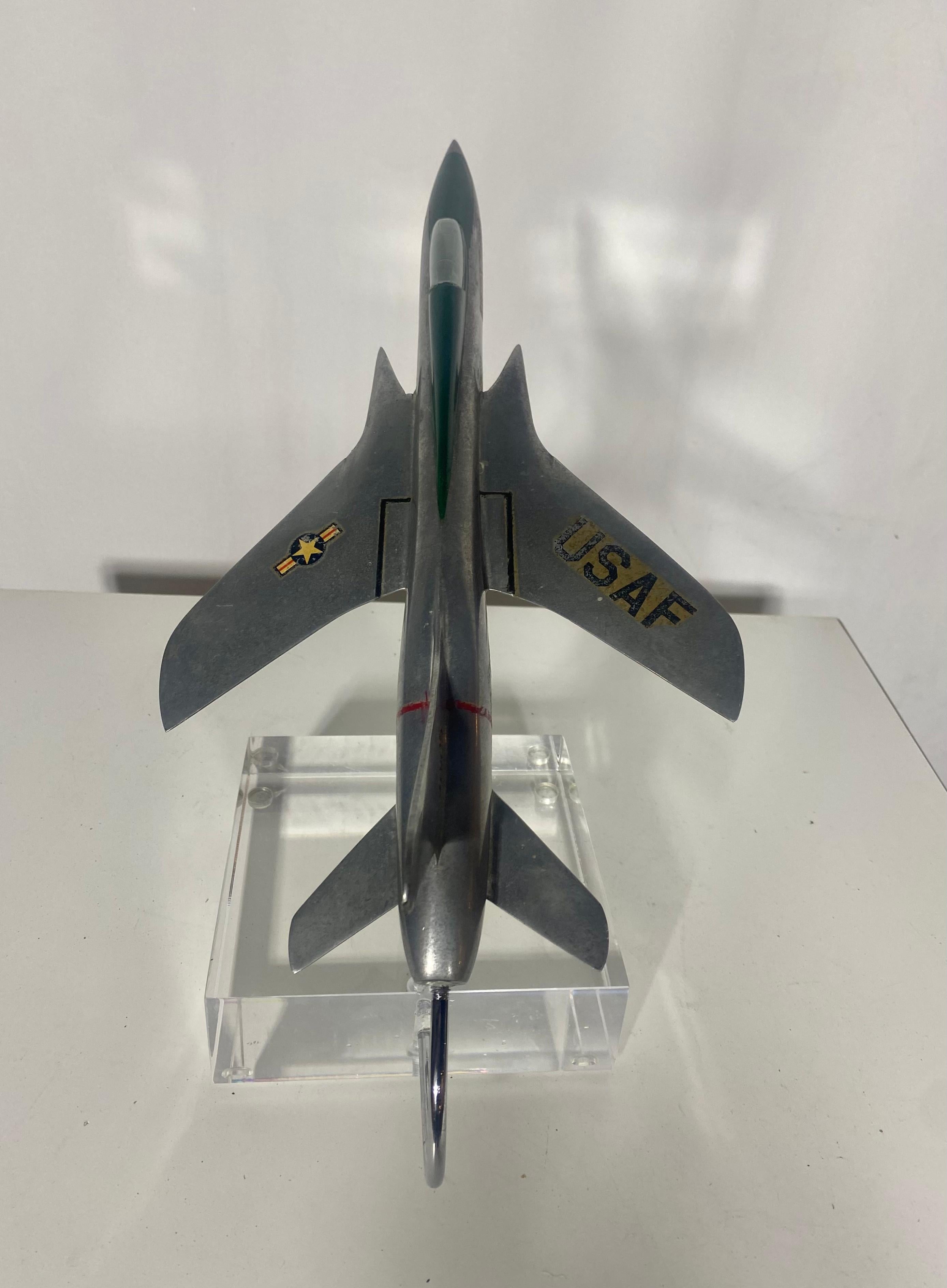Mid Century Modern Aluminium und Lucite Fighter Jet / Schreibtisch-Accessoire / Sculp[ture (amerikanisch)