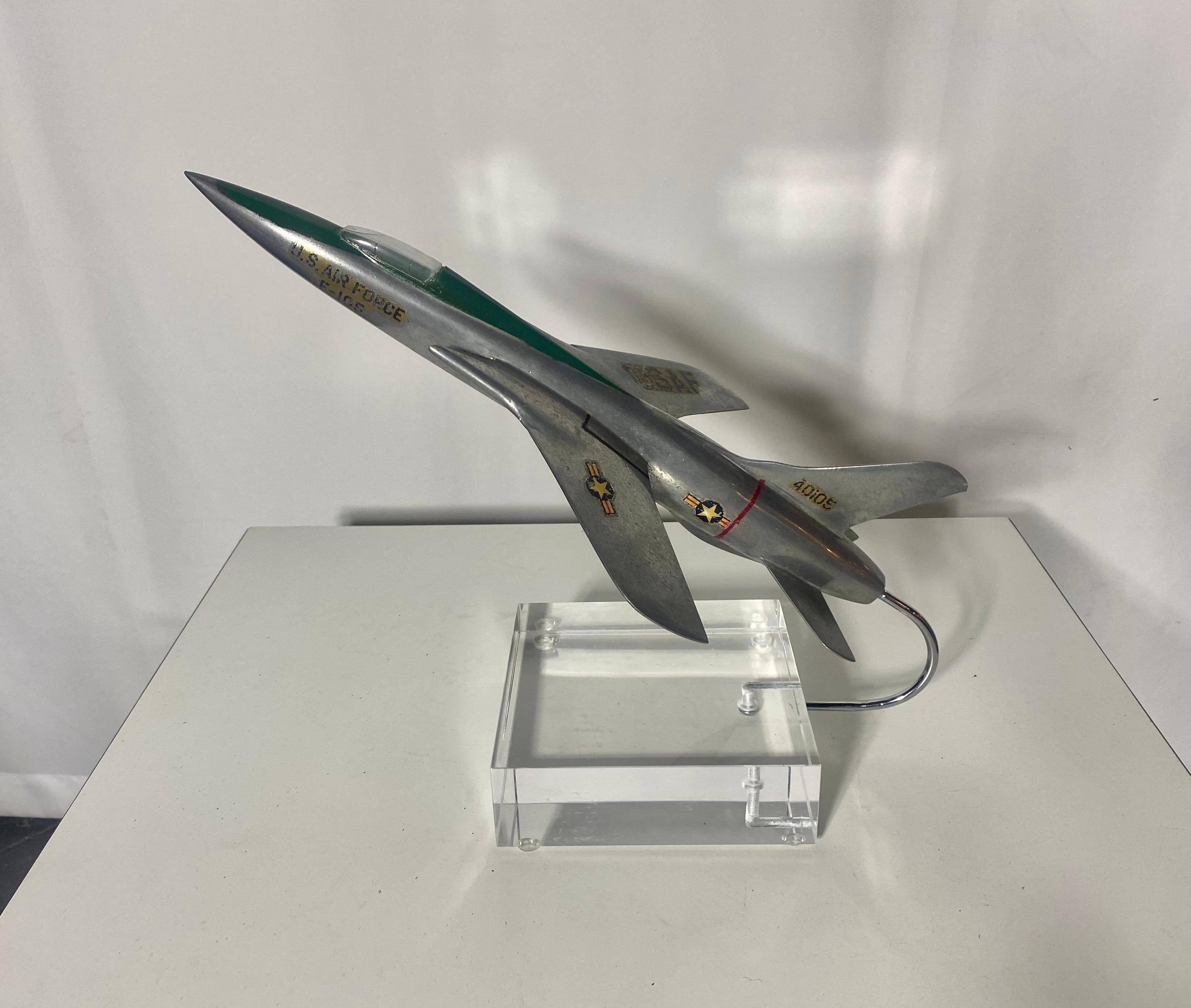 Mid Century Modern Aluminium und Lucite Fighter Jet / Schreibtisch-Accessoire / Sculp[ture 3