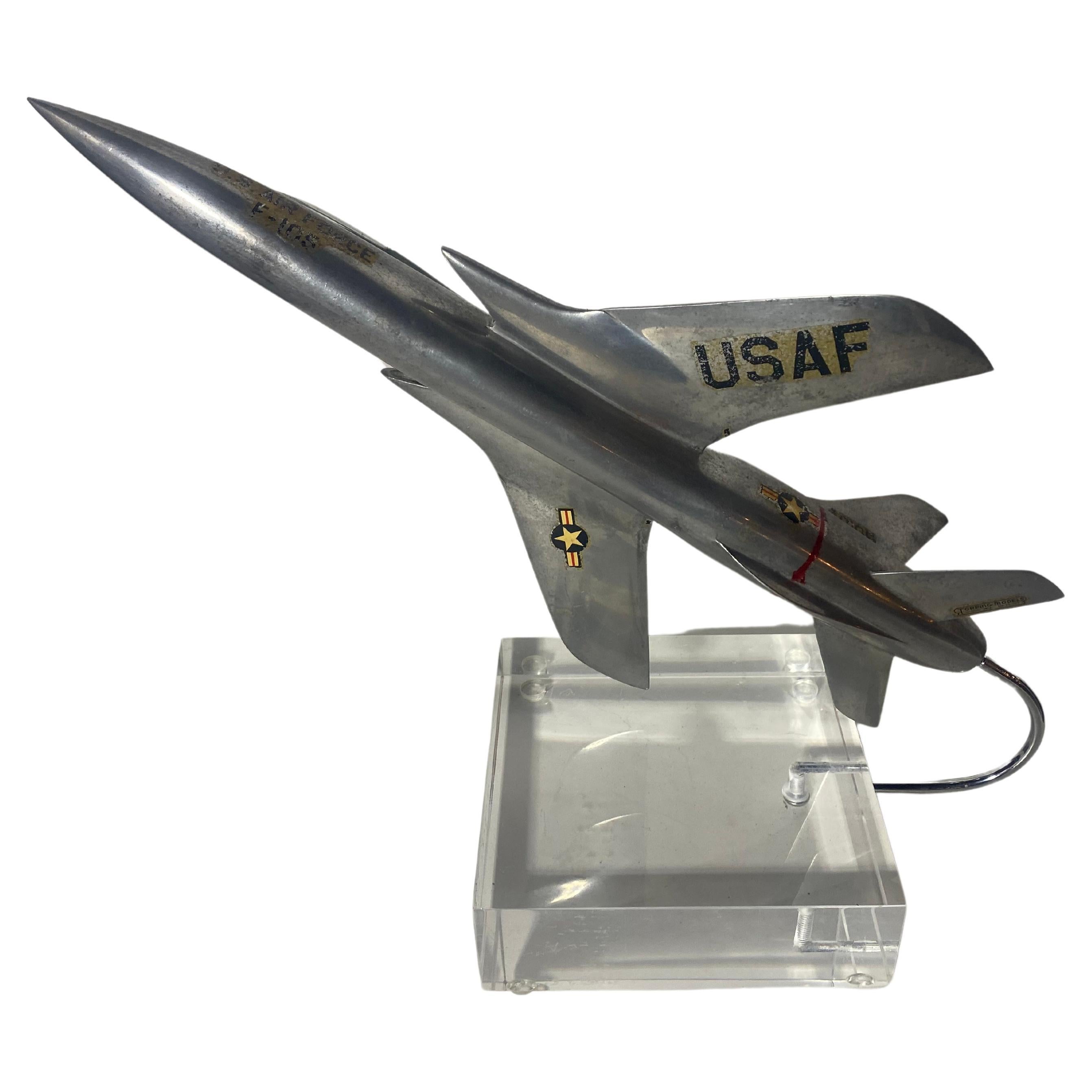 Avion de chasse moderne en aluminium et lucite / Accessoire de bureau / Sculp[ture