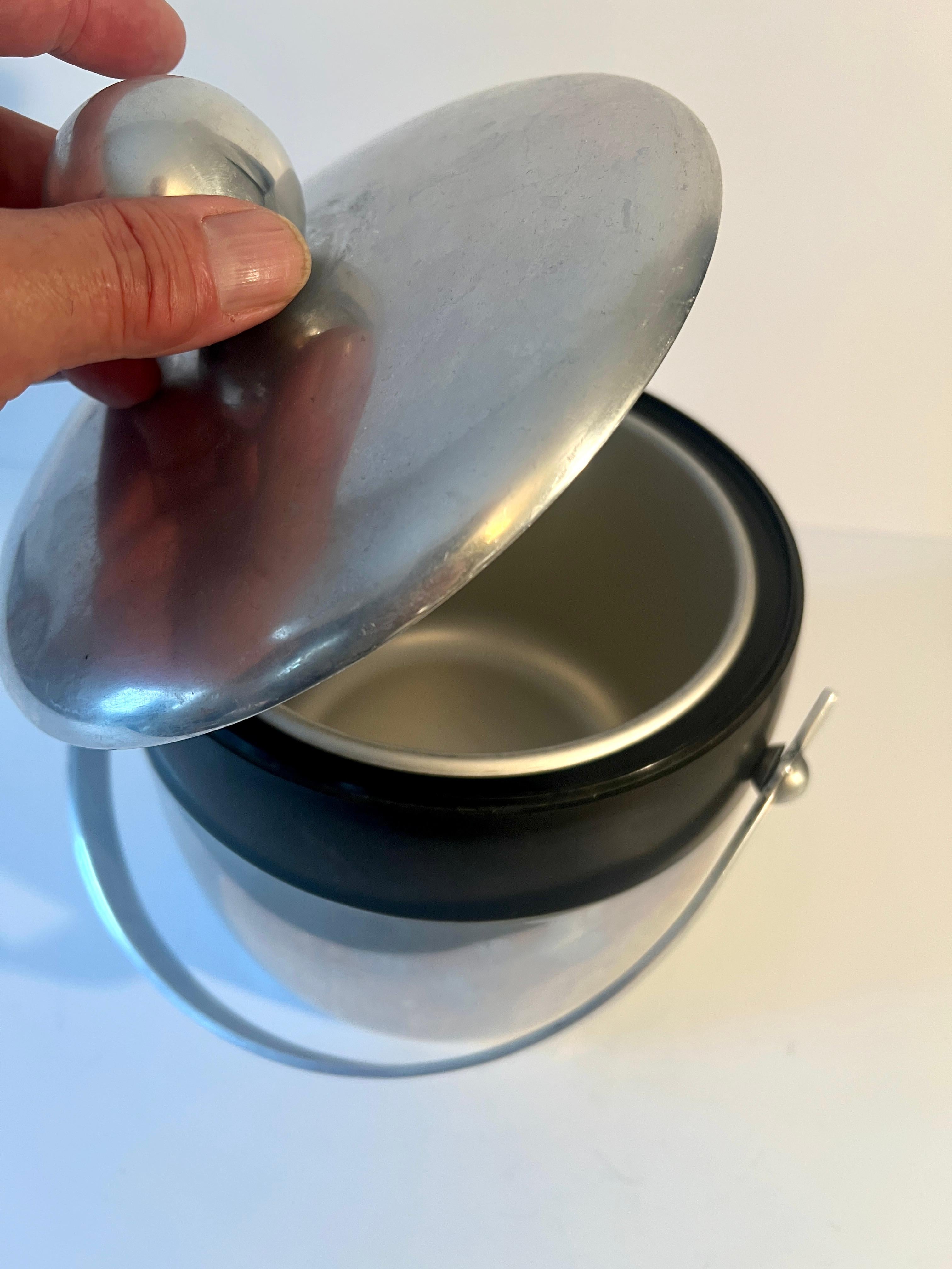 Mid Century Modern Aluminum and Resin Lined Ice Bucket with Handle In Good Condition For Sale In Los Angeles, CA