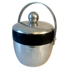 Cubitera moderna de mediados de siglo de aluminio y resina con asa