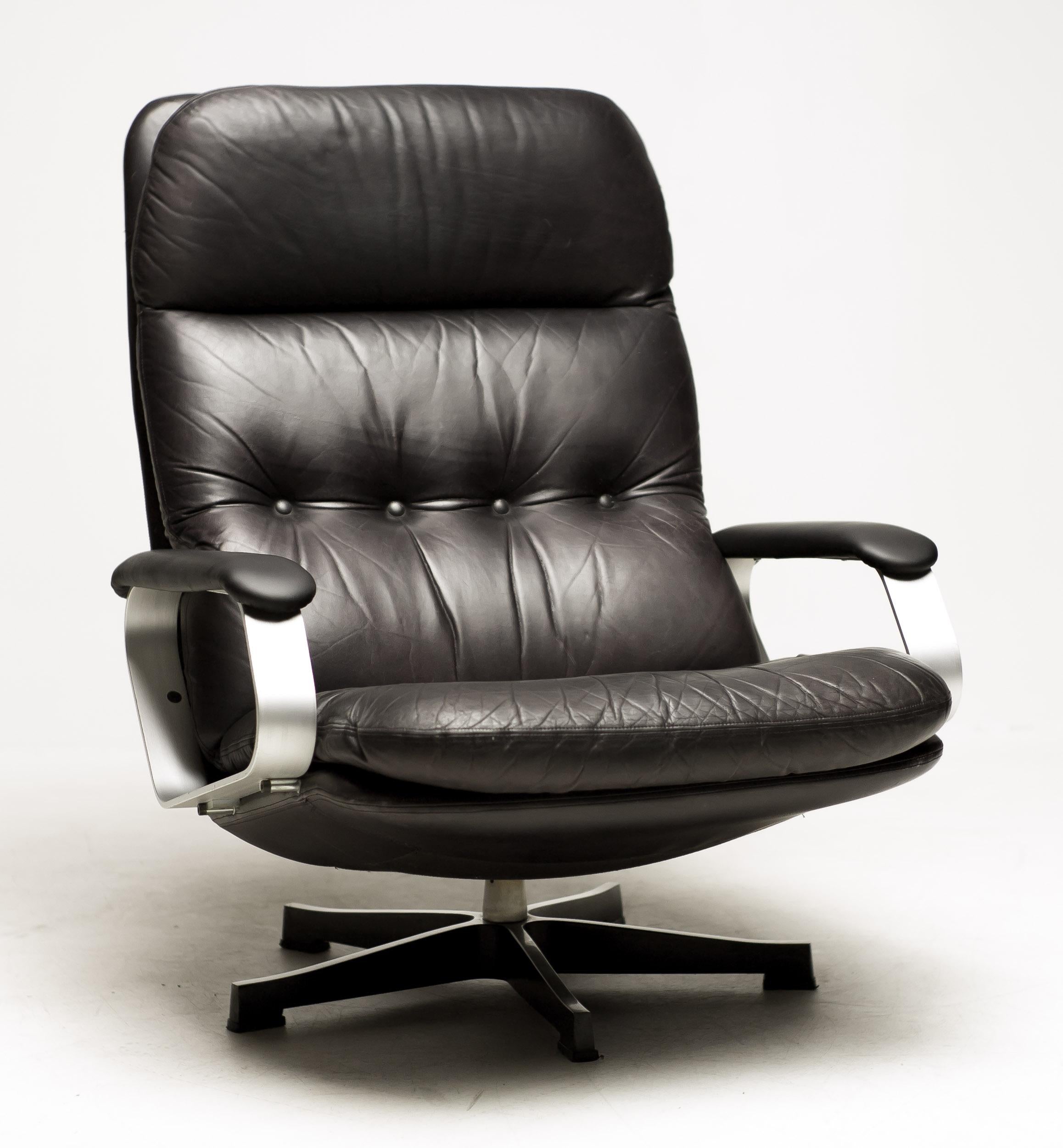 Sillón Moderno de Mediados de Siglo de Aluminio y Piel Negra - Mad Men Style Comfort en venta 4