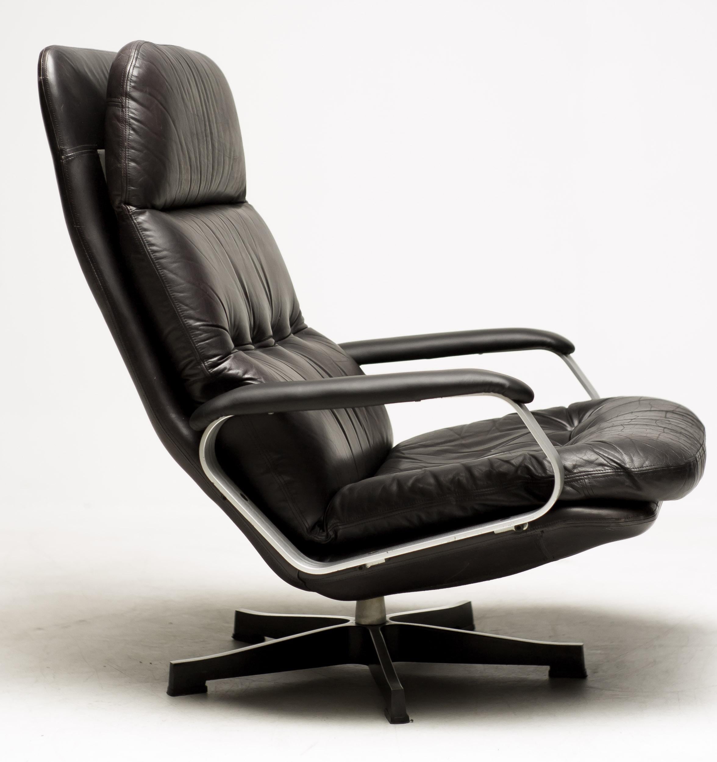 Canalizando la aguda sofisticación de la época de Mad Men, este llamativo sillón moderno de mediados de siglo combina elegantes líneas industriales con un lujoso confort. Con una escultural estructura de aluminio cepillado y cojines de cuero negro