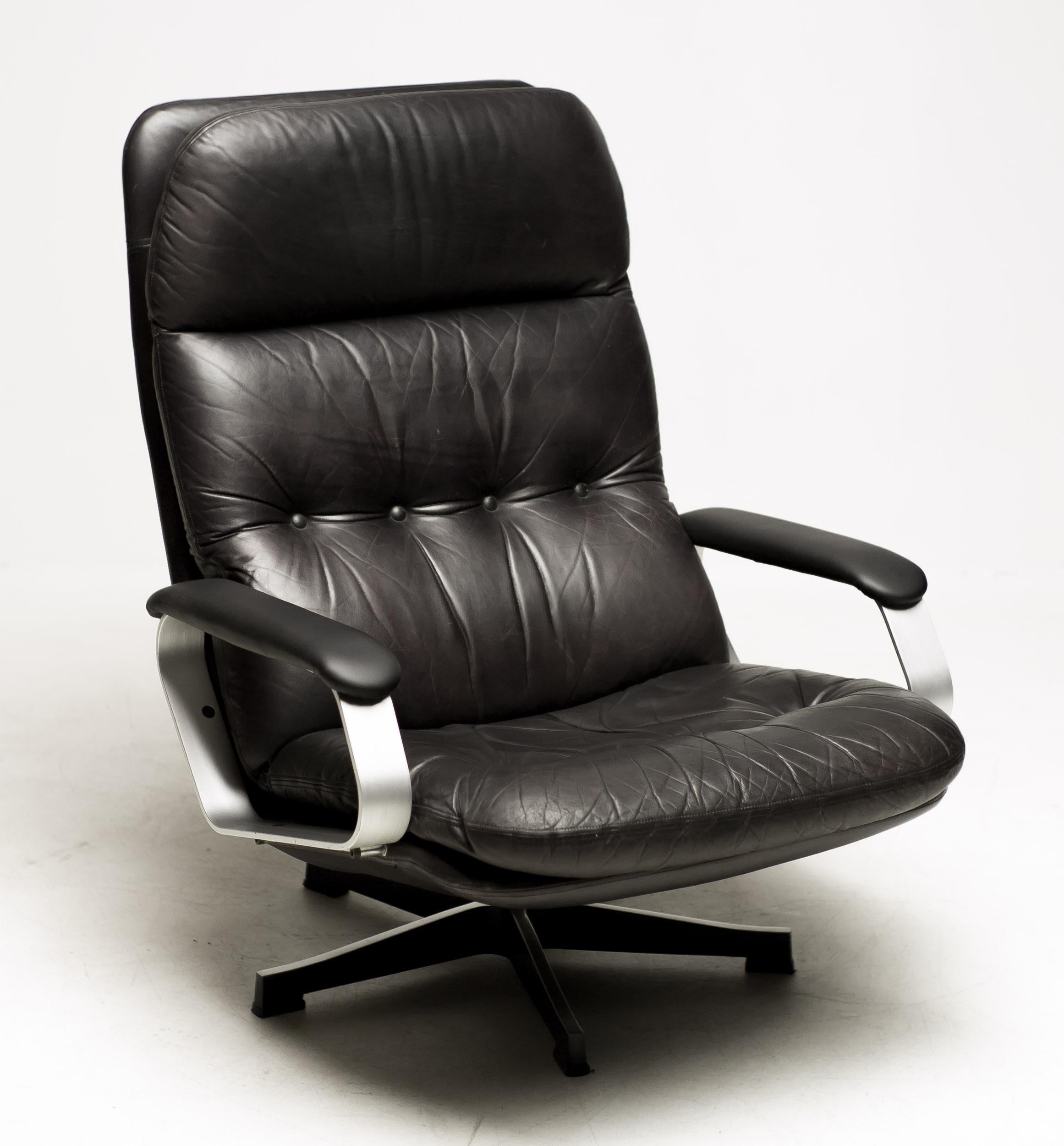 Sillón Moderno de Mediados de Siglo de Aluminio y Piel Negra - Mad Men Style Comfort Moderno de mediados de siglo en venta