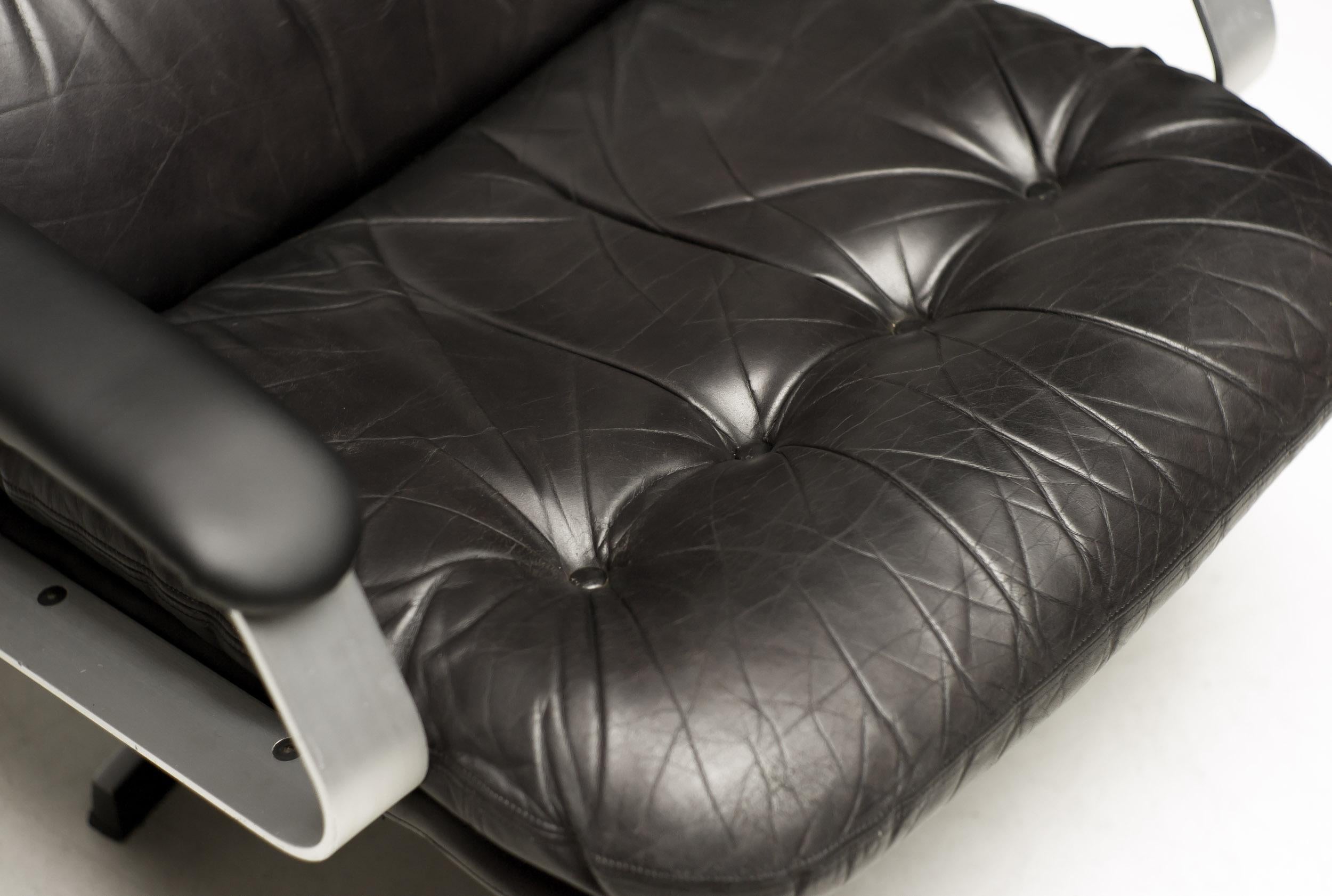 Sillón Moderno de Mediados de Siglo de Aluminio y Piel Negra - Mad Men Style Comfort Danés en venta