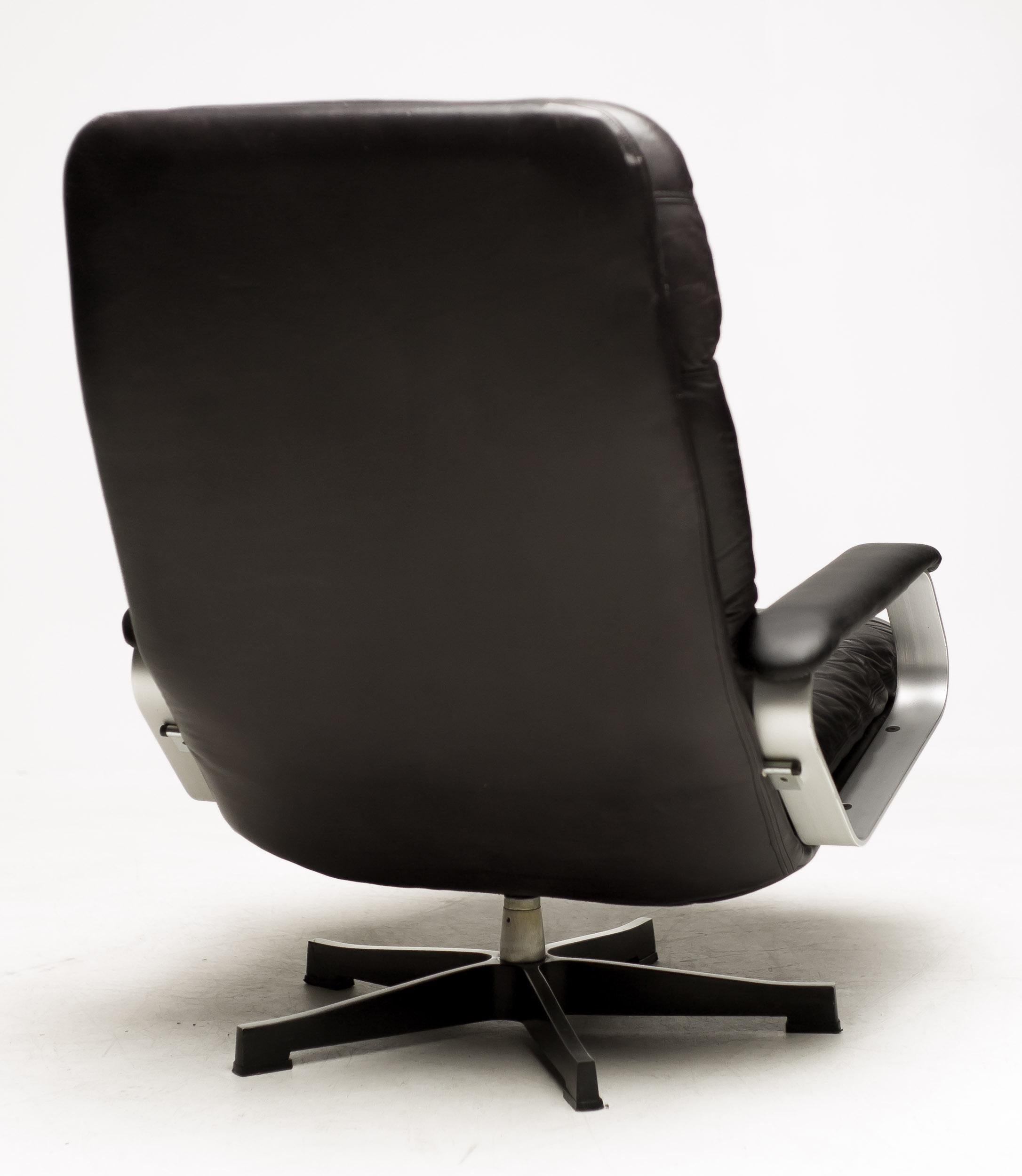 Sillón Moderno de Mediados de Siglo de Aluminio y Piel Negra - Mad Men Style Comfort en venta 1