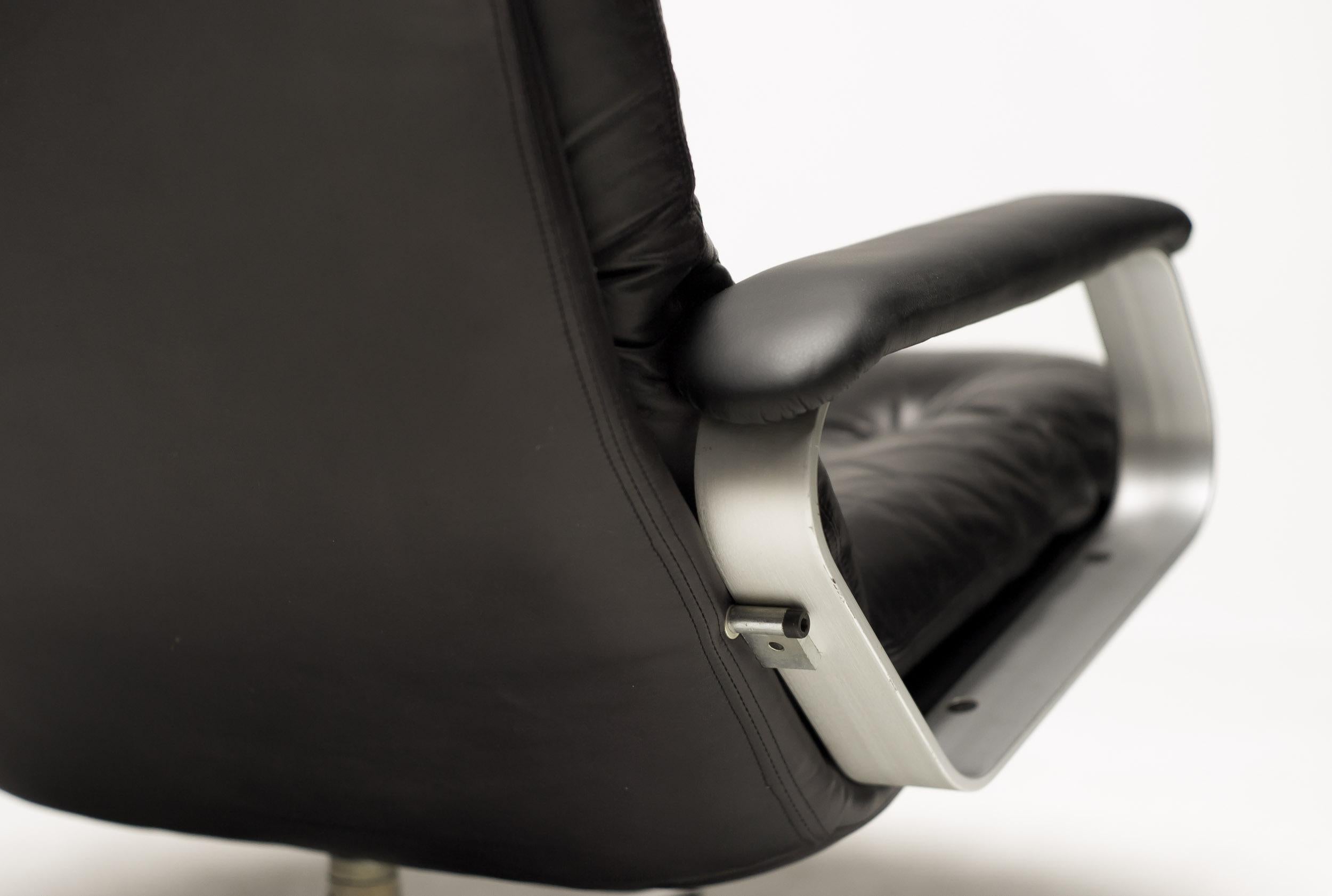 Sillón Moderno de Mediados de Siglo de Aluminio y Piel Negra - Mad Men Style Comfort en venta 2