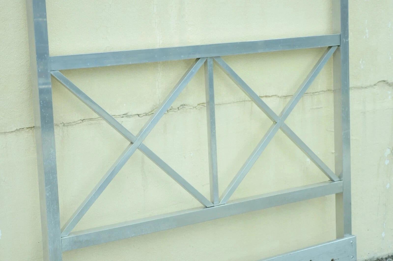 Mid Century Modern Aluminium Metall Finial Post X-Frame Queen Size Bett Kopfteil im Angebot 4