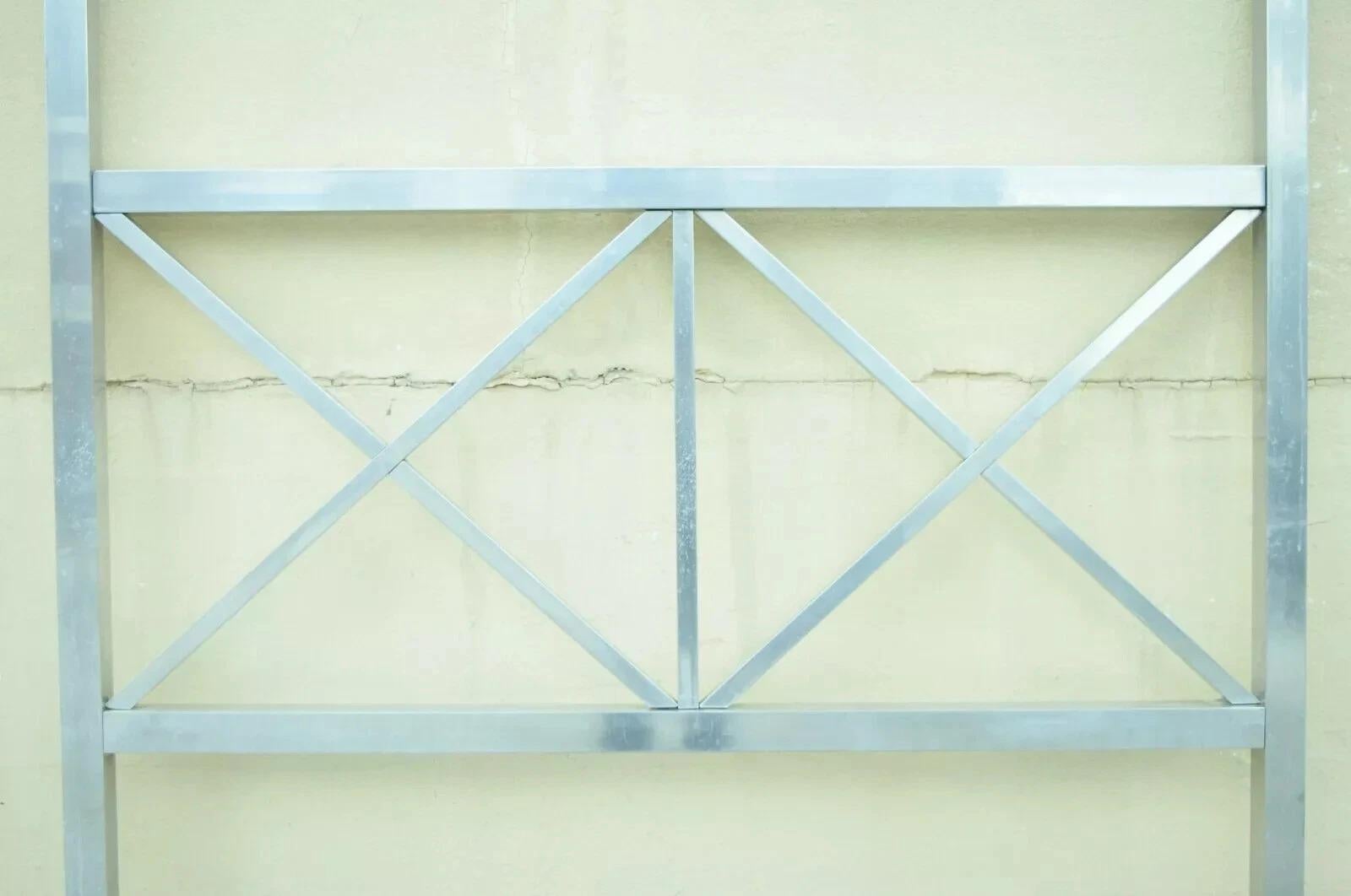 Mid Century Modern Aluminium Metall Finial Post X-Frame Queen Size Bett Kopfteil (Moderne der Mitte des Jahrhunderts) im Angebot
