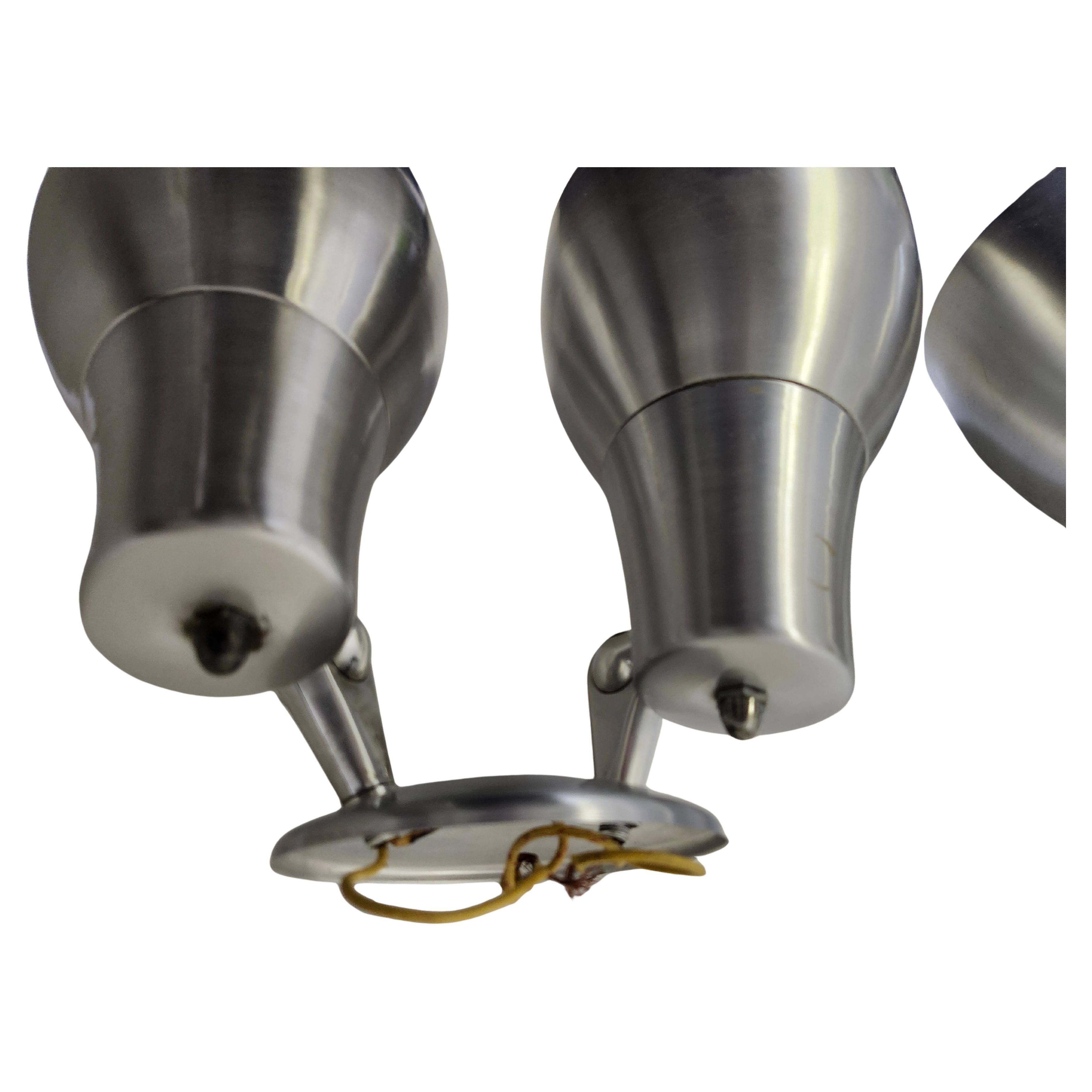 Fabuloso par de apliques escultóricos de aluminio Mid Century Modern con dos luces en cada apliques.
Todo de aluminio y fabricado para Montgomery Ward c1958. 
También tenemos apliques individuales. Seis. Estarán en otro listado. Todas están muy