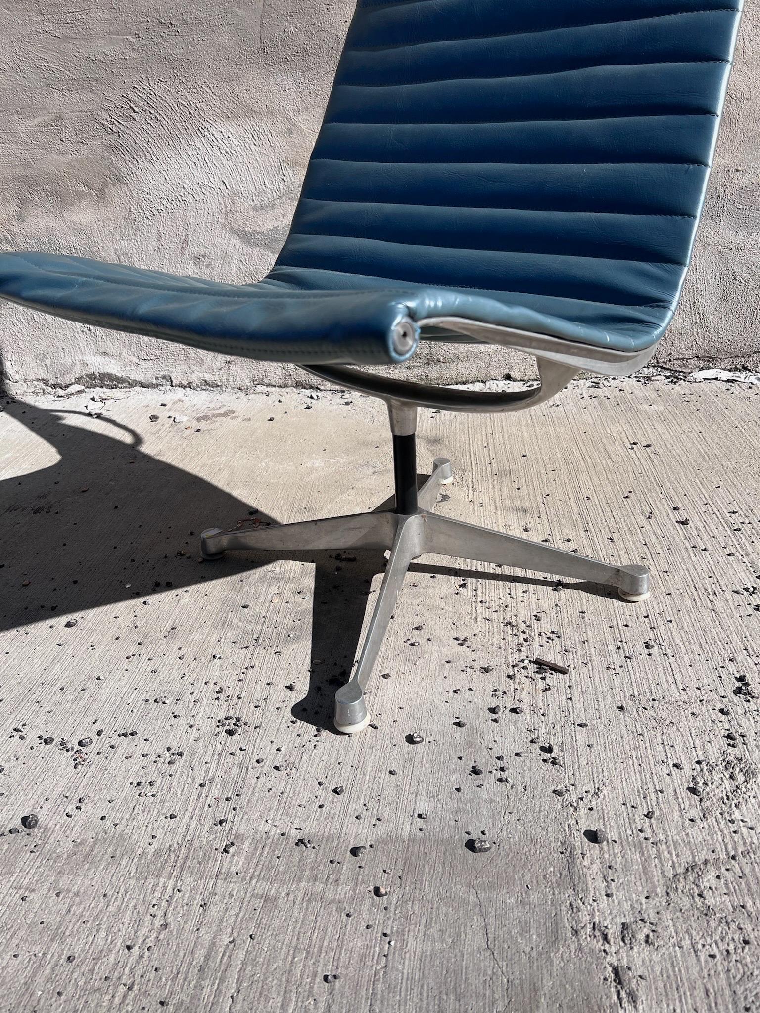 Mid Century Modern Aluminum Group Swivel Lounge Chair for Herman Miller Newly Reupholstered in a Holly Hunt Metallic Teal Leather 

This is an Iconic Eames Aluminum Group Lounge Chair designed by Charles and Ray Eames for Herman Miller in 1958. It