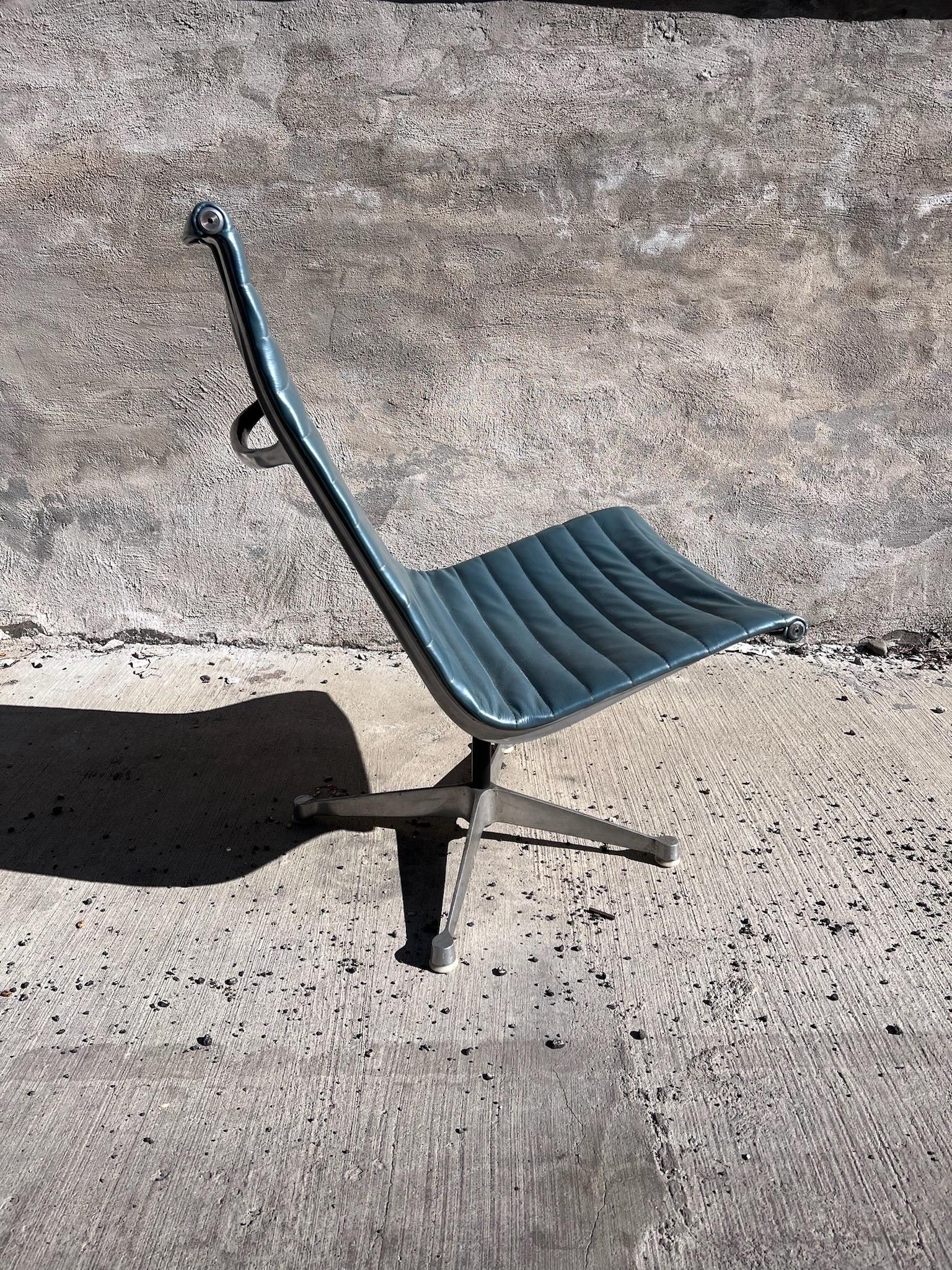 Mid-Century Modern Mid Century Modern Aluminum Swivel Lounge Chair for Herman Miller For Sale